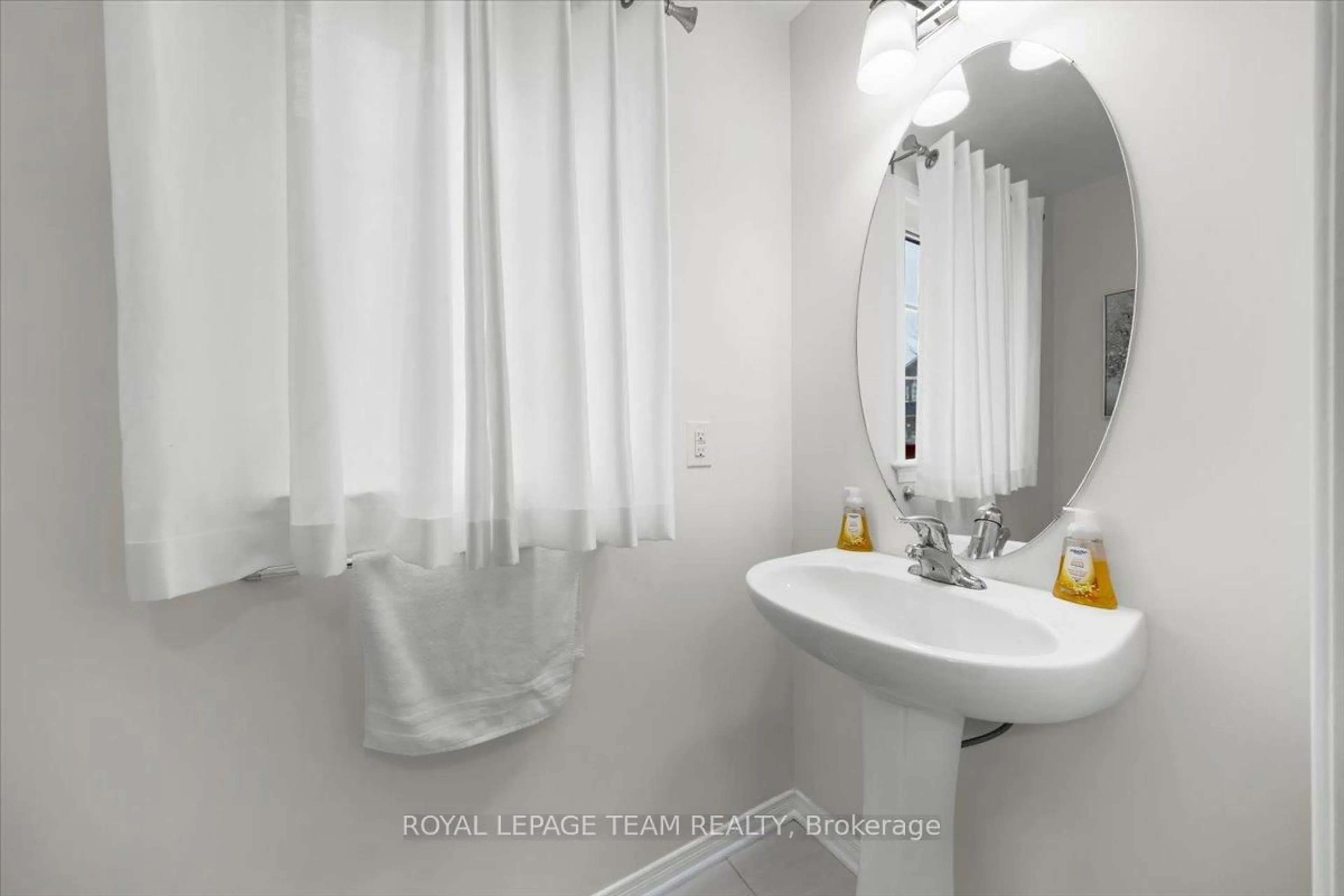 Standard bathroom, ceramic/tile floor for 118 Culloden Cres, Ottawa Ontario K2J 5Z9