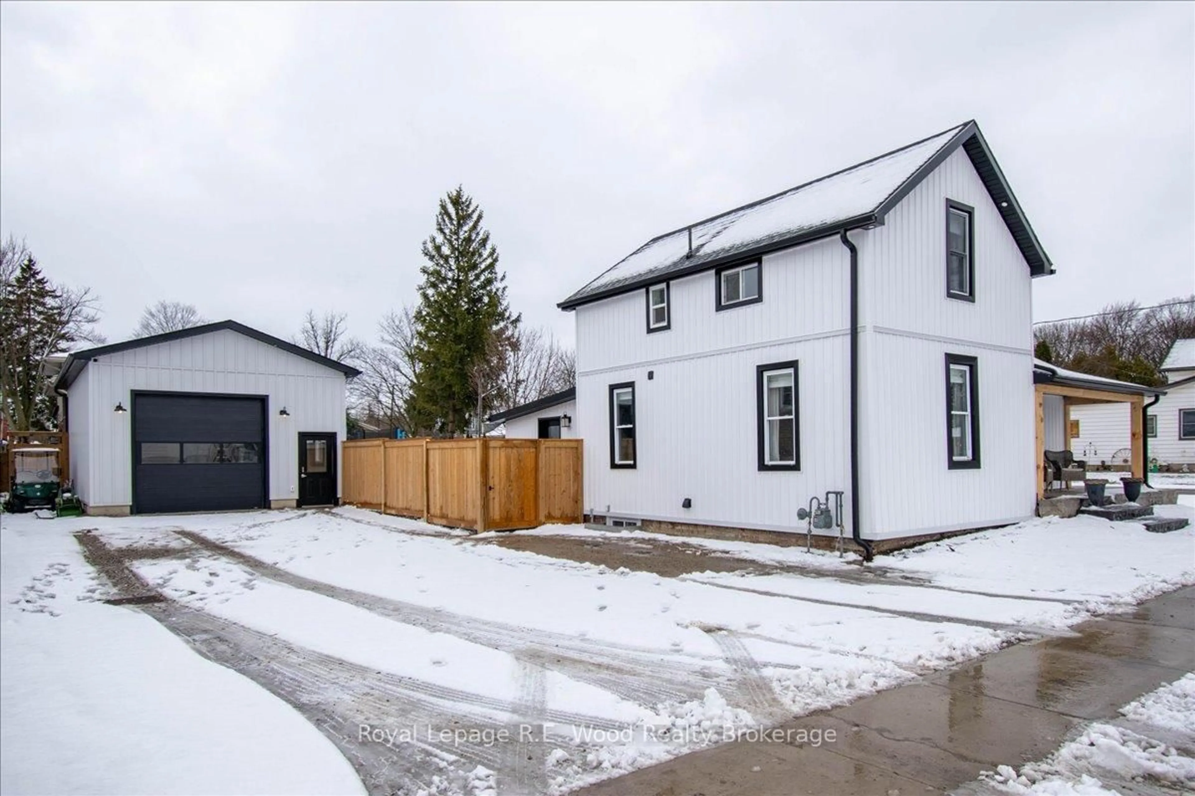 A pic from outside/outdoor area/front of a property/back of a property/a pic from drone, street for 19 Washington St, Norwich Ontario N0J 1P0