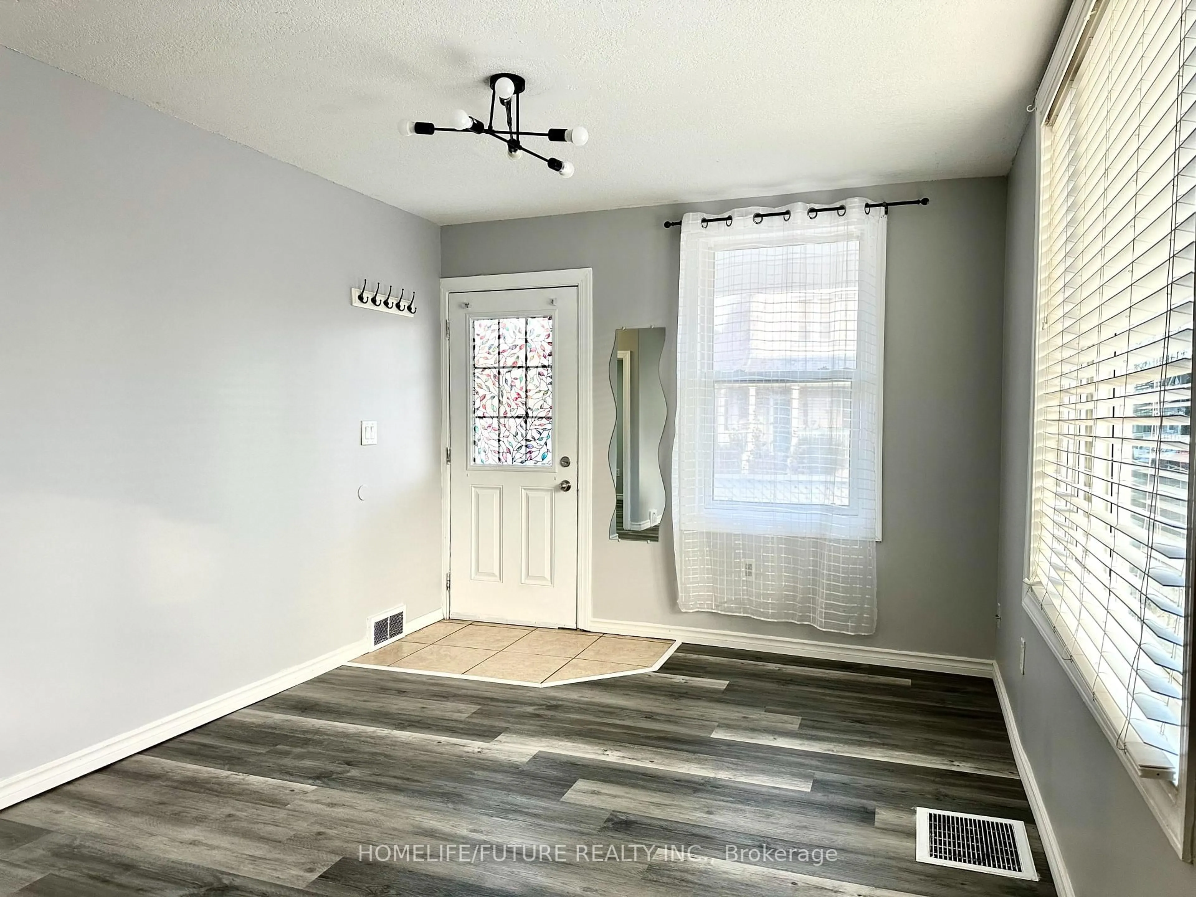 Indoor entryway for 117 Harmony Ave, Hamilton Ontario L8H 4Y2
