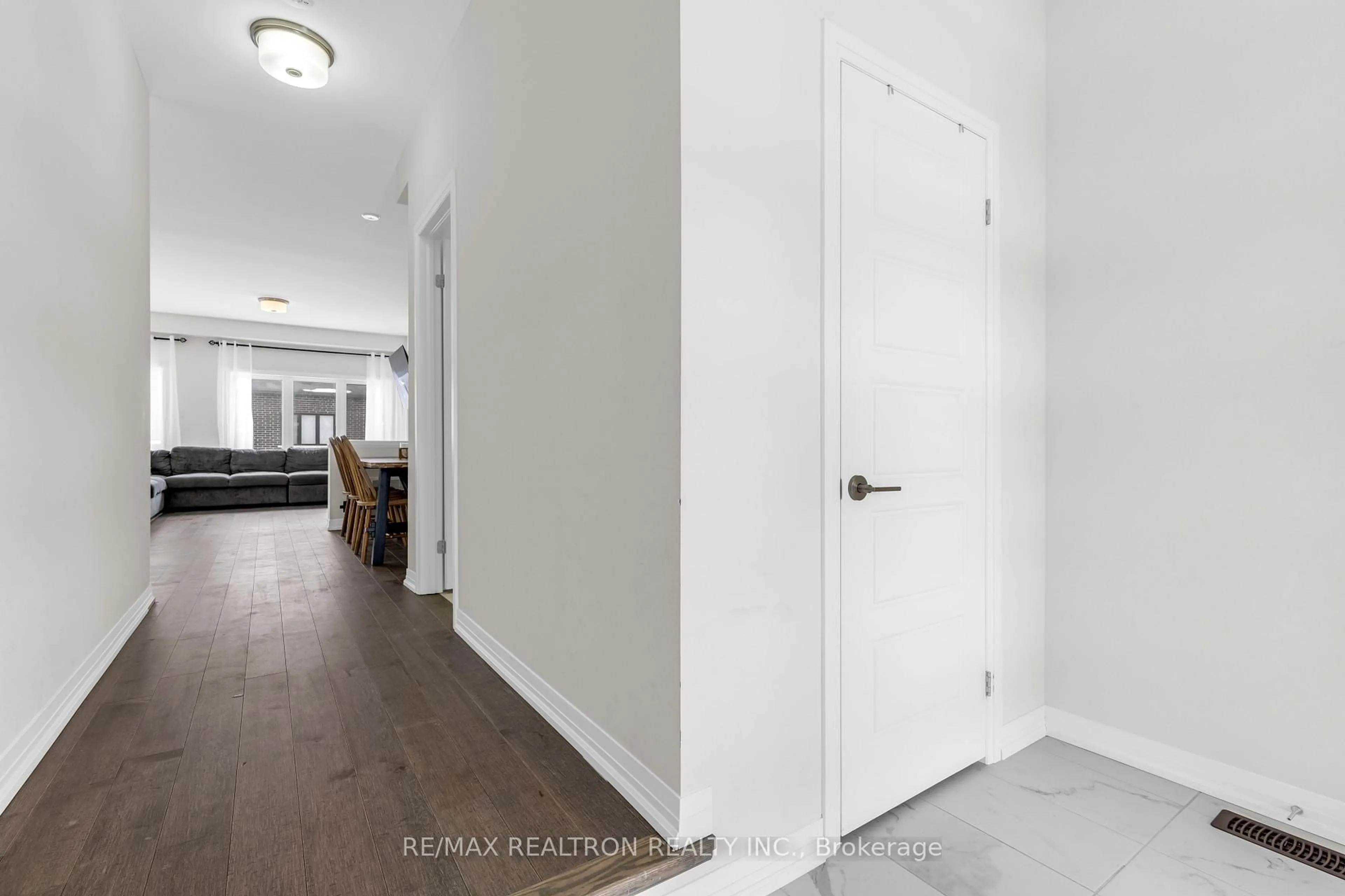 Indoor entryway for 14 Ingalls Ave, Brantford Ontario N3V 0B2