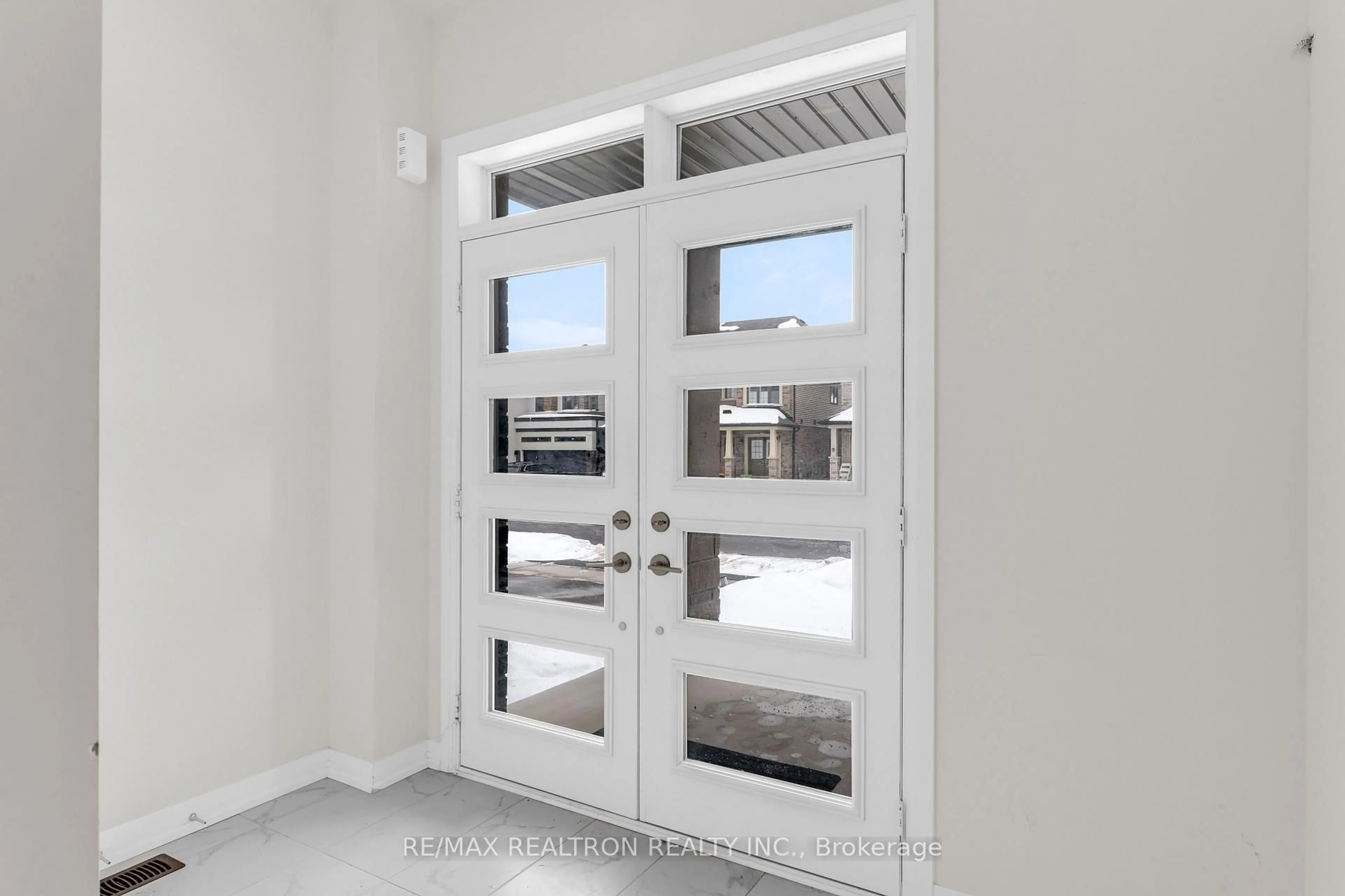 Indoor entryway for 14 Ingalls Ave, Brantford Ontario N3V 0B2