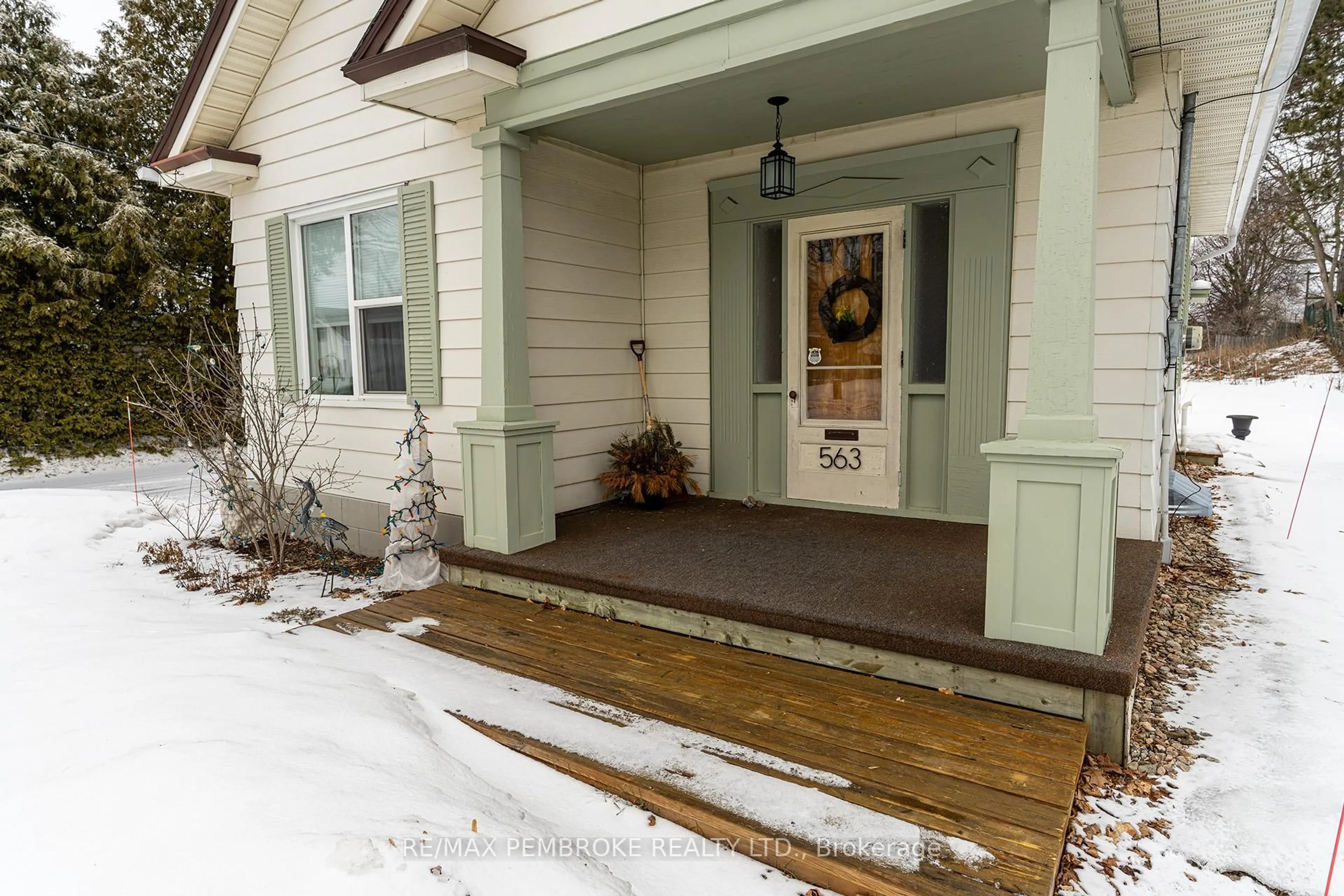 Indoor entryway for 563 Perth St, Pembroke Ontario K8A 6B7