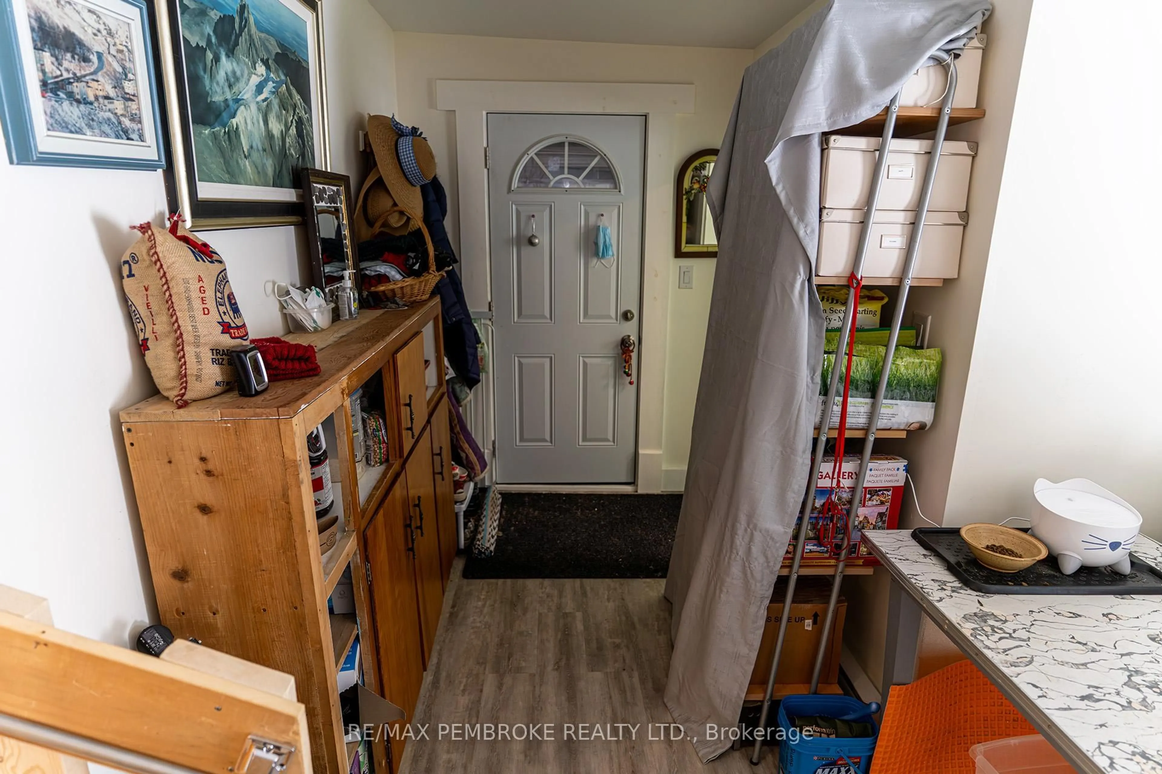 Indoor entryway for 563 Perth St, Pembroke Ontario K8A 6B7