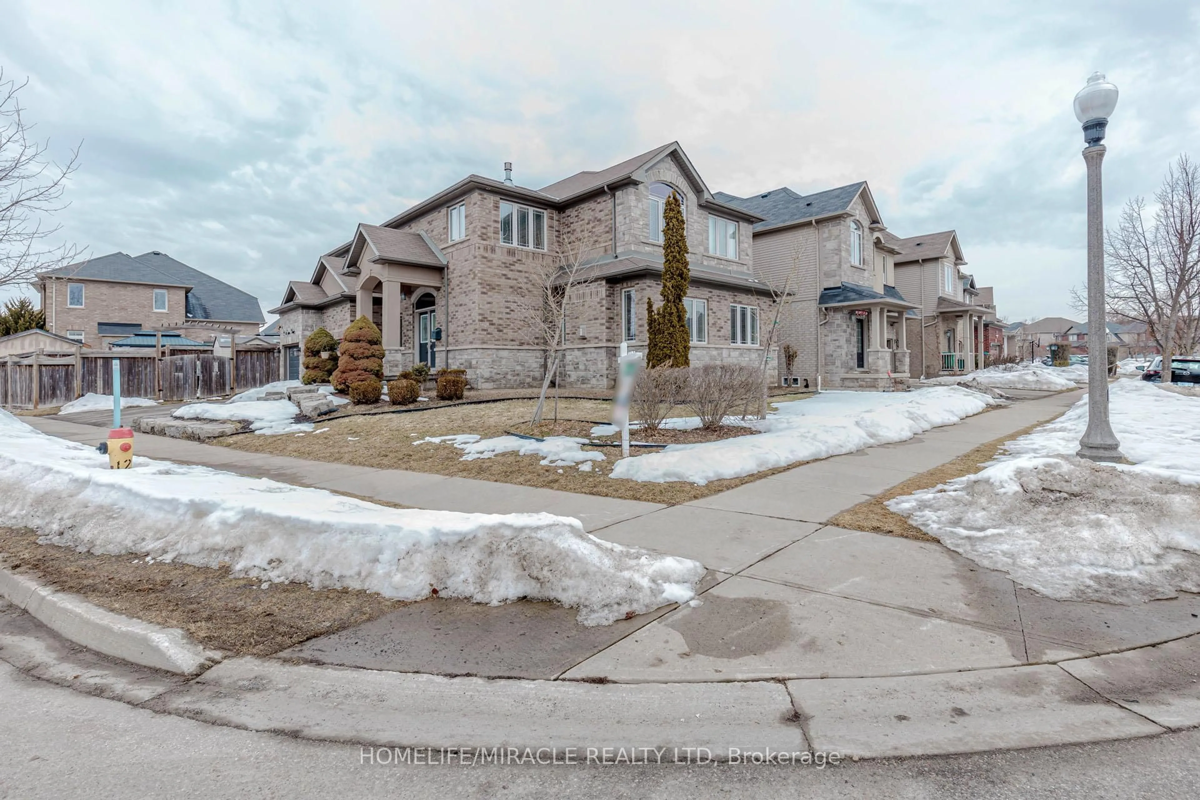 A pic from outside/outdoor area/front of a property/back of a property/a pic from drone, street for 2 Doon Creek St, Kitchener Ontario N2P 2R3