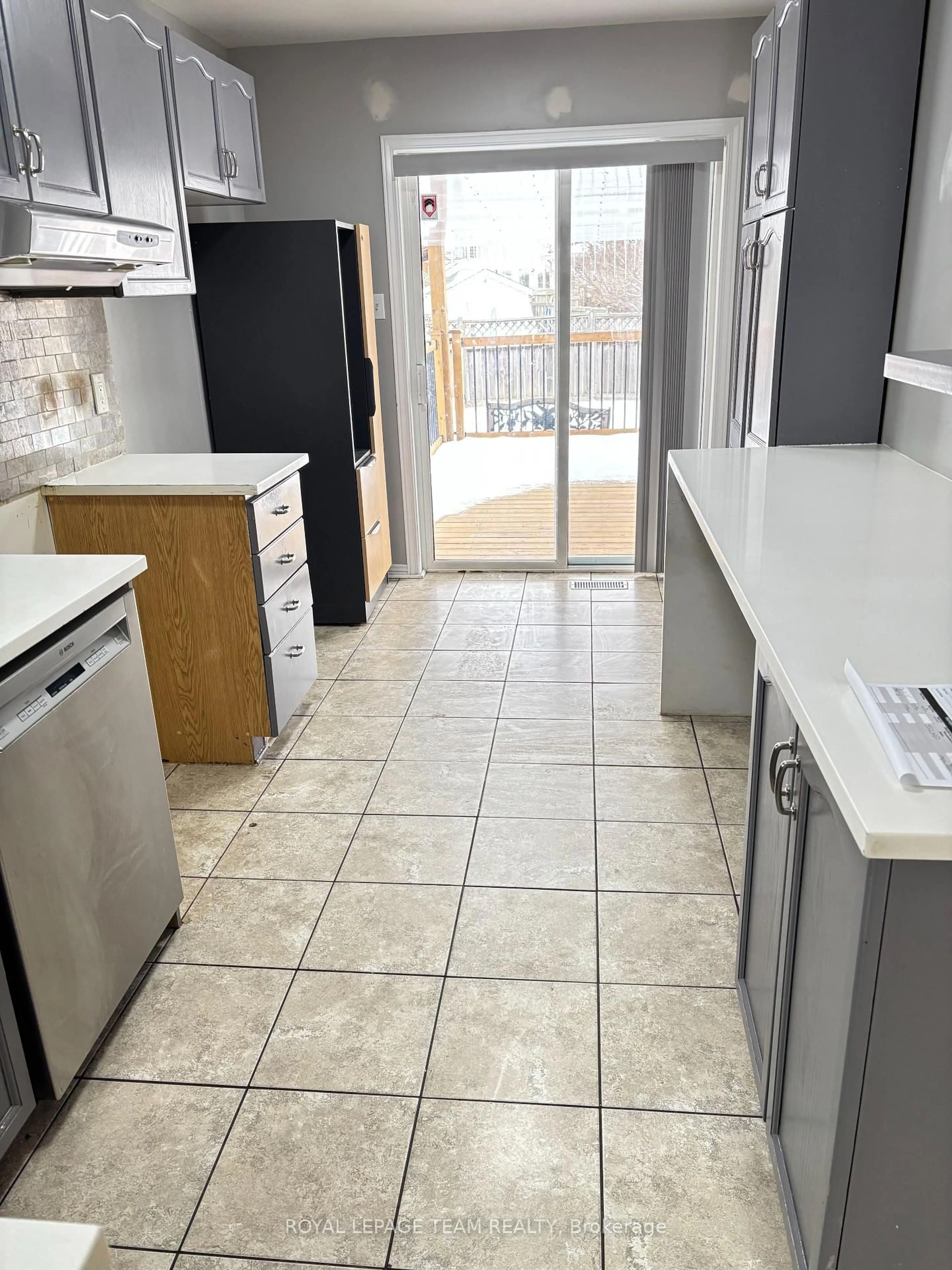 Standard kitchen, ceramic/tile floor for 1501 LAUNAY Ave, Ottawa Ontario K4A 3S1