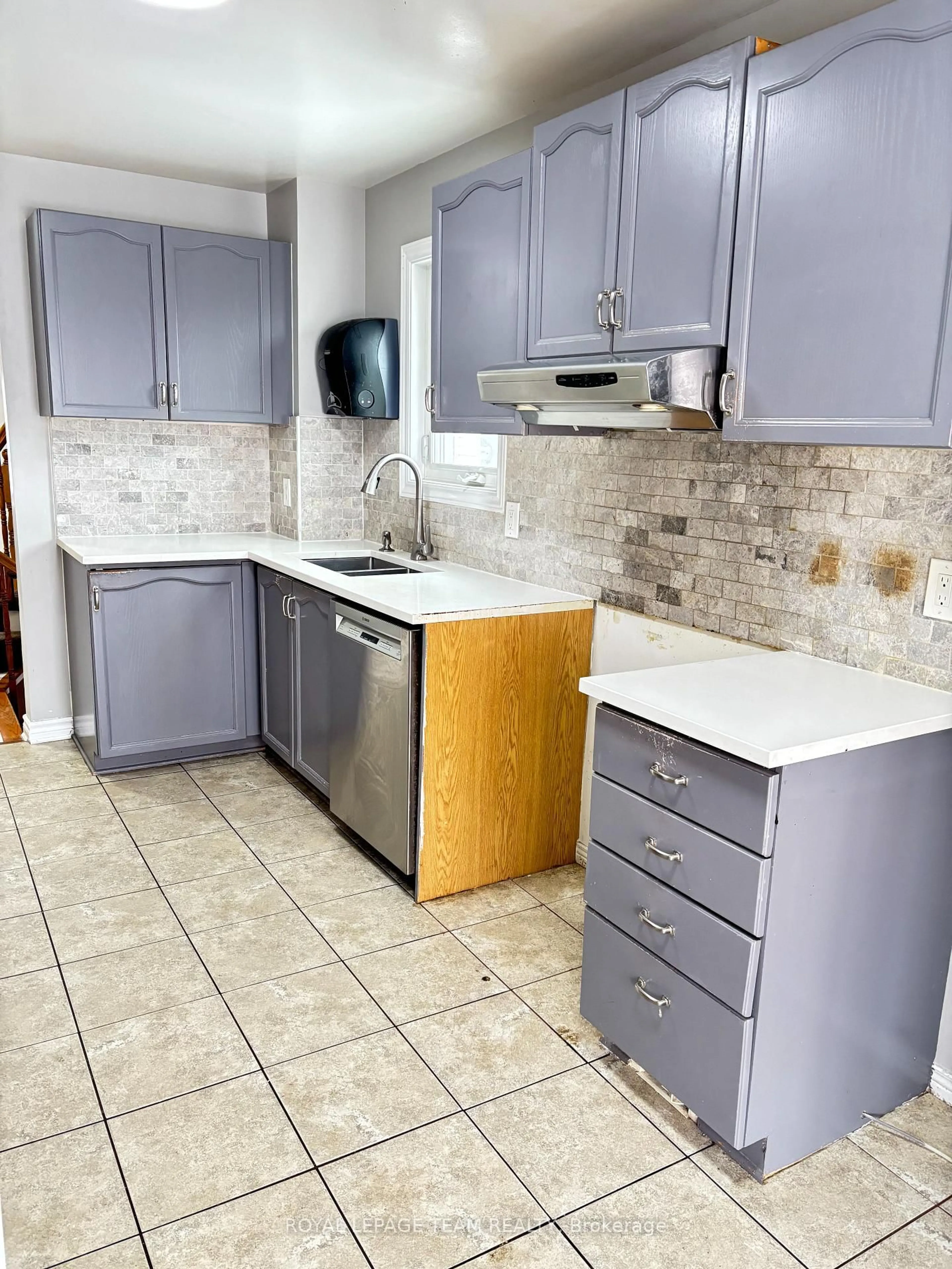 Standard kitchen, ceramic/tile floor for 1501 LAUNAY Ave, Ottawa Ontario K4A 3S1