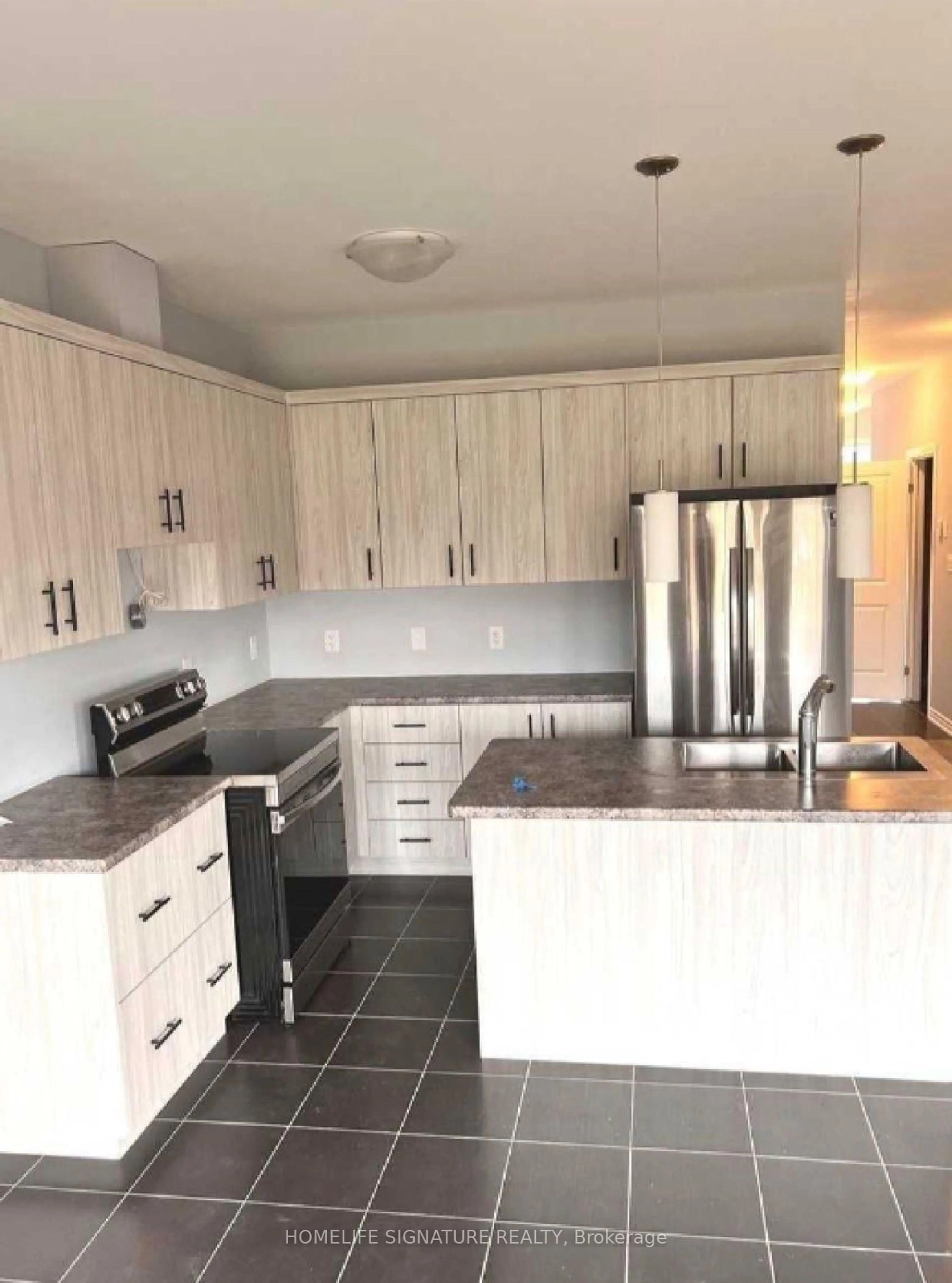 Open concept kitchen, ceramic/tile floor for 298 Louise St, Welland Ontario L3B 1T1