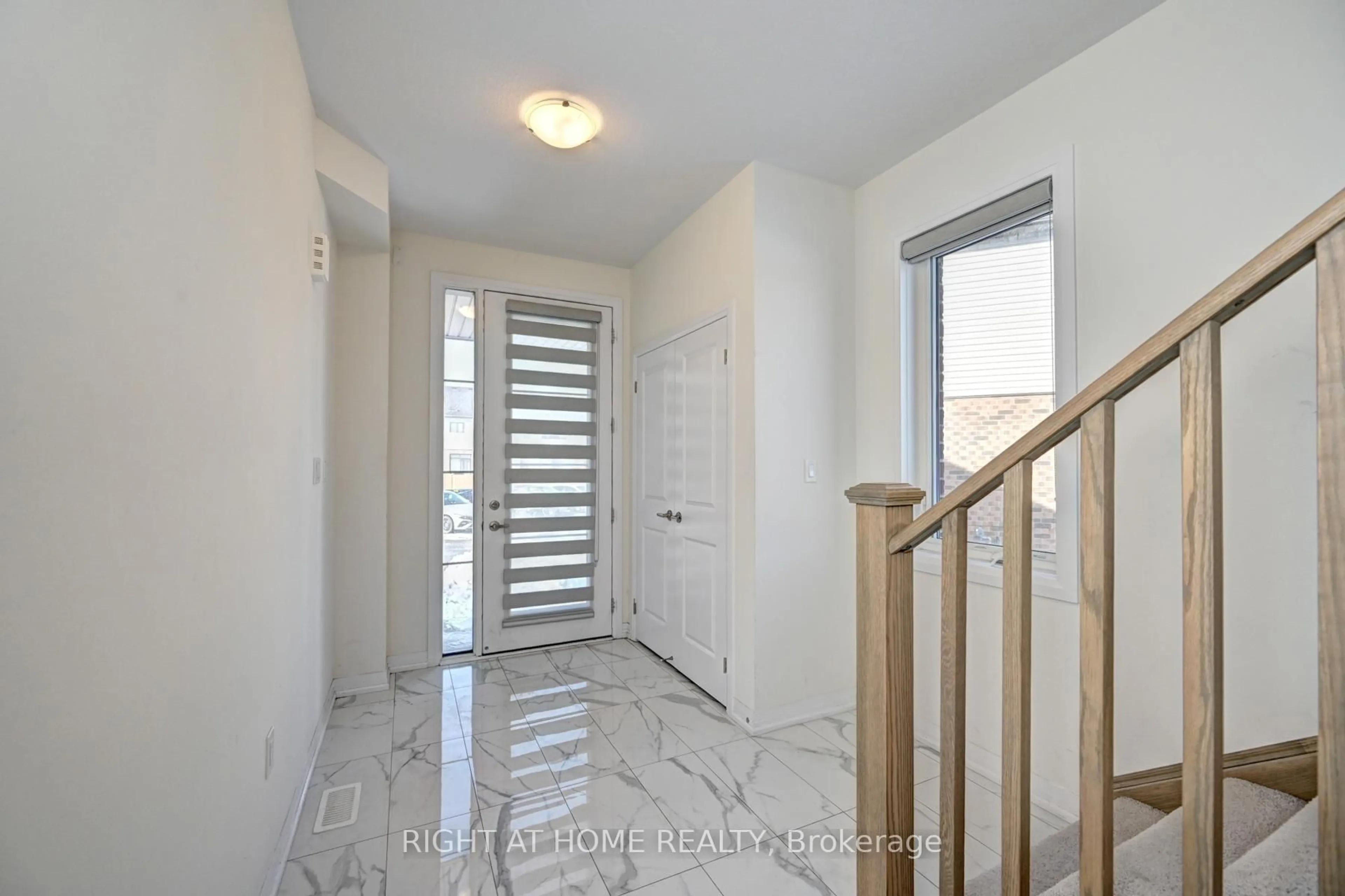 Indoor entryway for 15 Blacklock St #20, Cambridge Ontario N1S 0E6