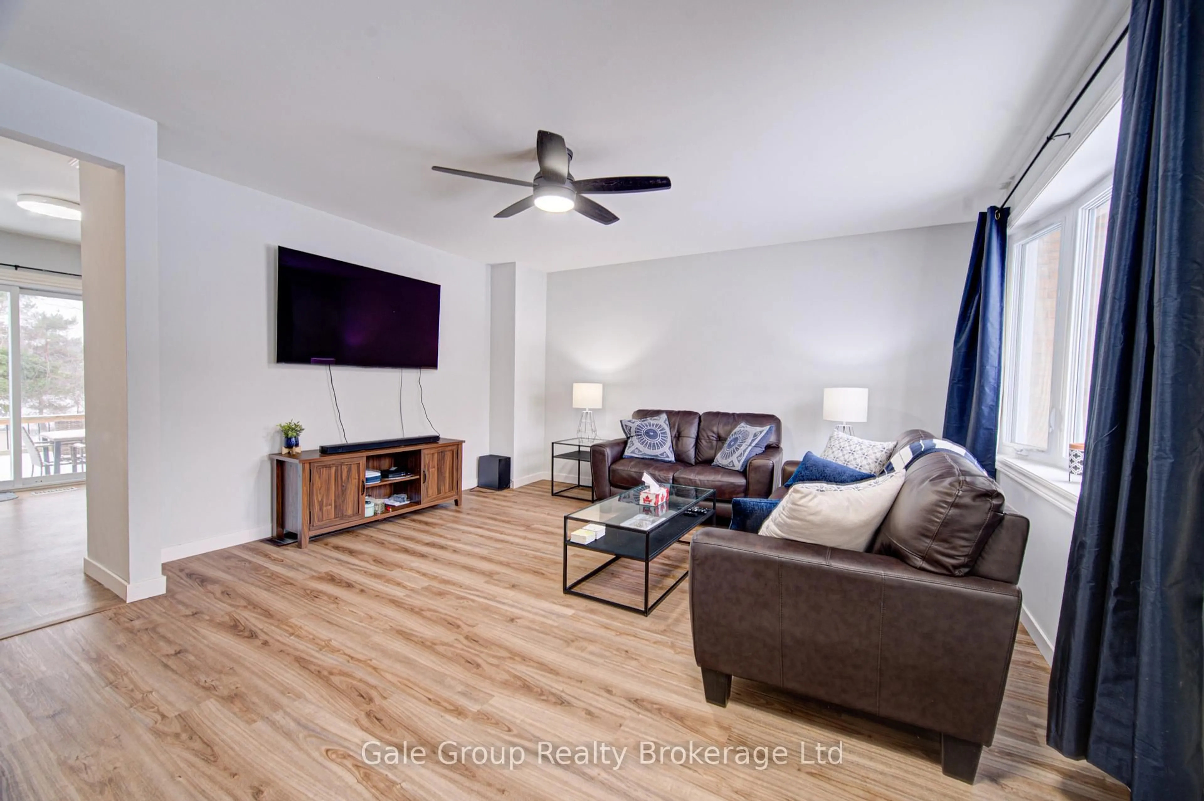 Living room with furniture, wood/laminate floor for 400 Odlum Dr, Woodstock Ontario N4S 3S2