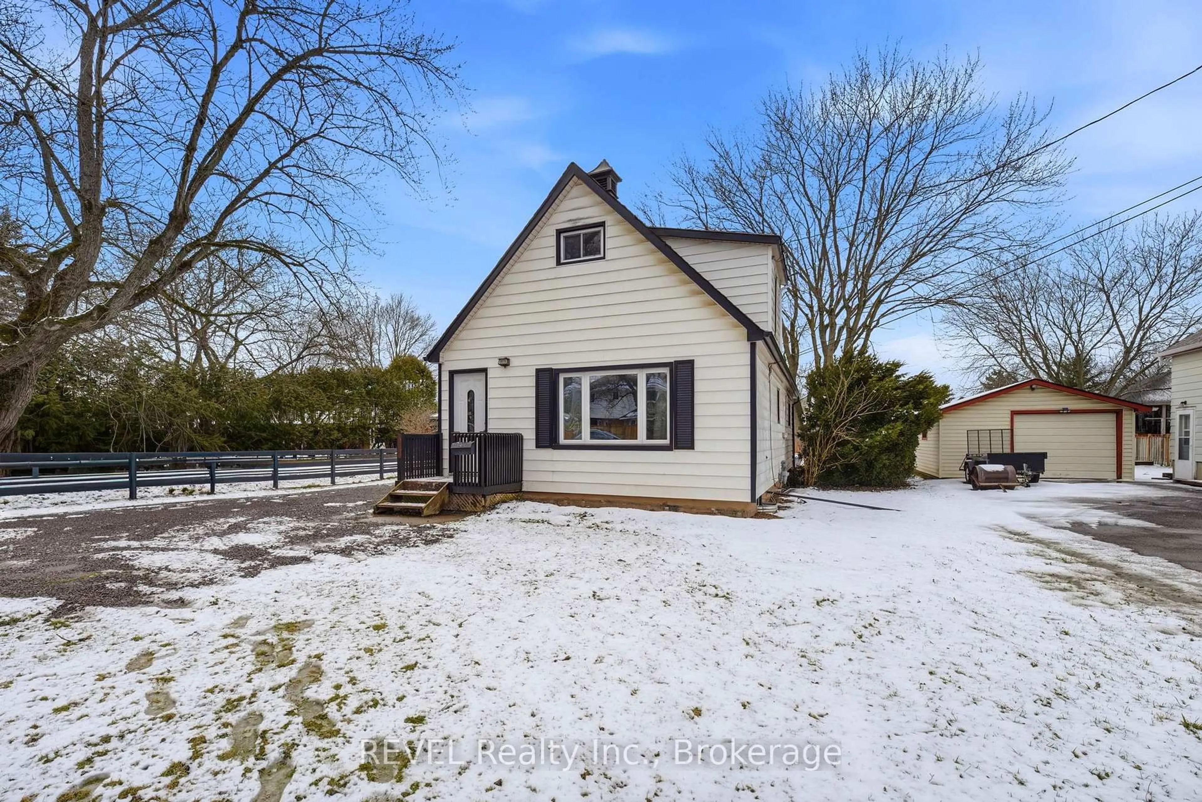 A pic from outside/outdoor area/front of a property/back of a property/a pic from drone, street for 859 South Pelham Rd, Welland Ontario L3C 3C9