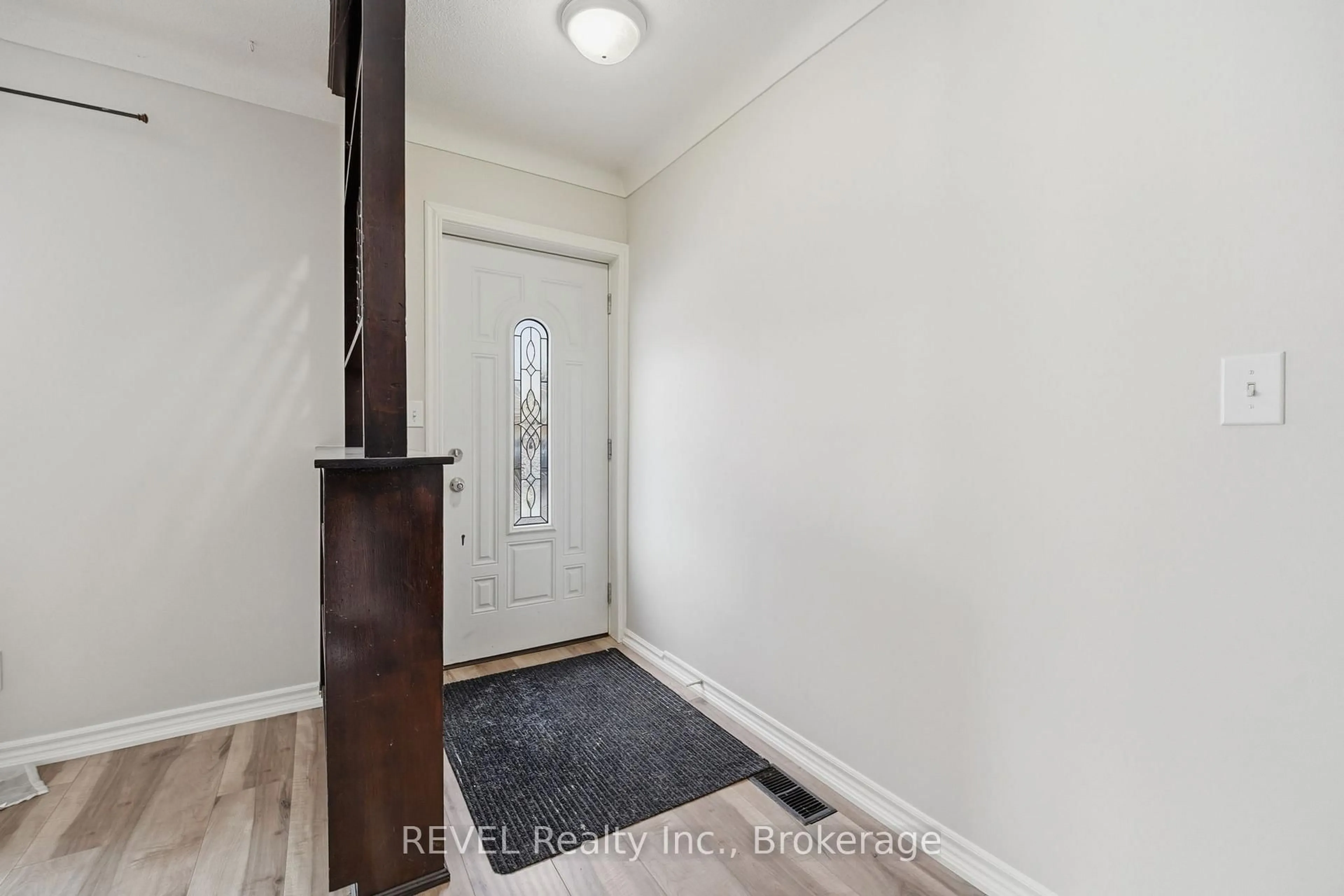 Indoor entryway for 859 South Pelham Rd, Welland Ontario L3C 3C9