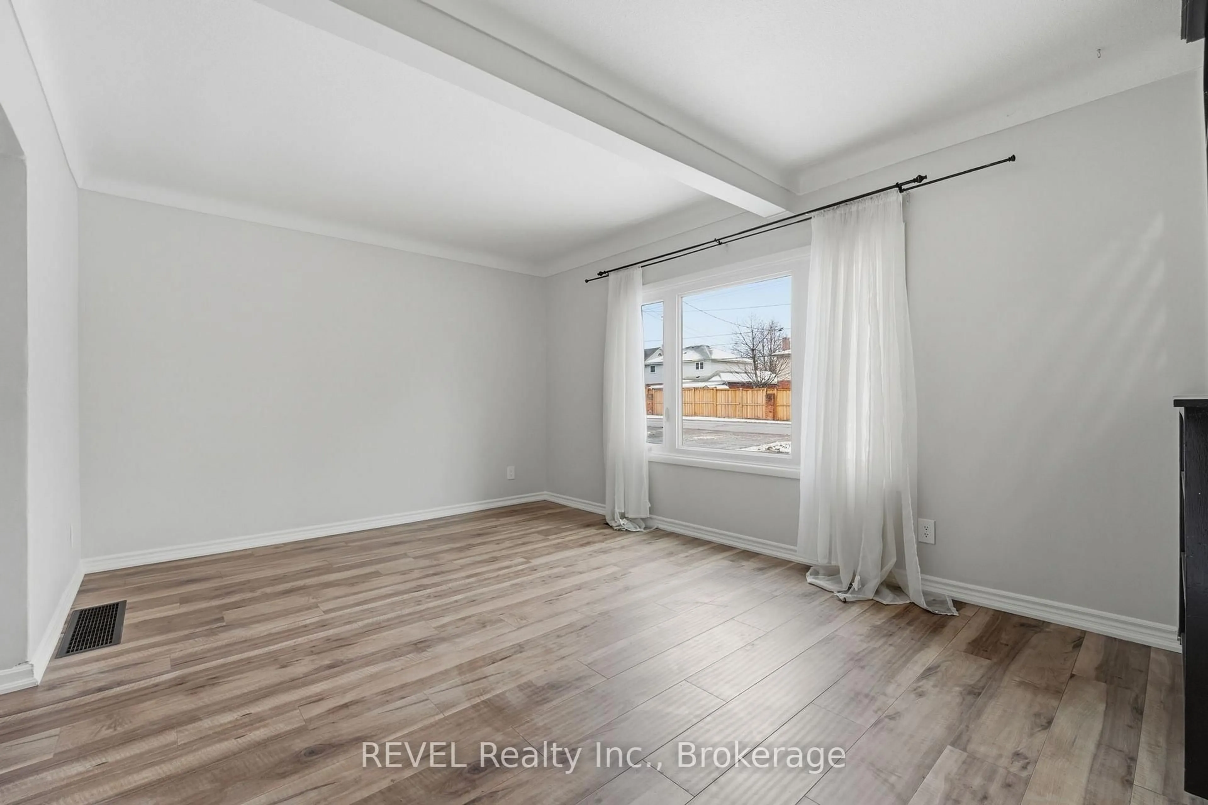 A pic of a room for 859 South Pelham Rd, Welland Ontario L3C 3C9