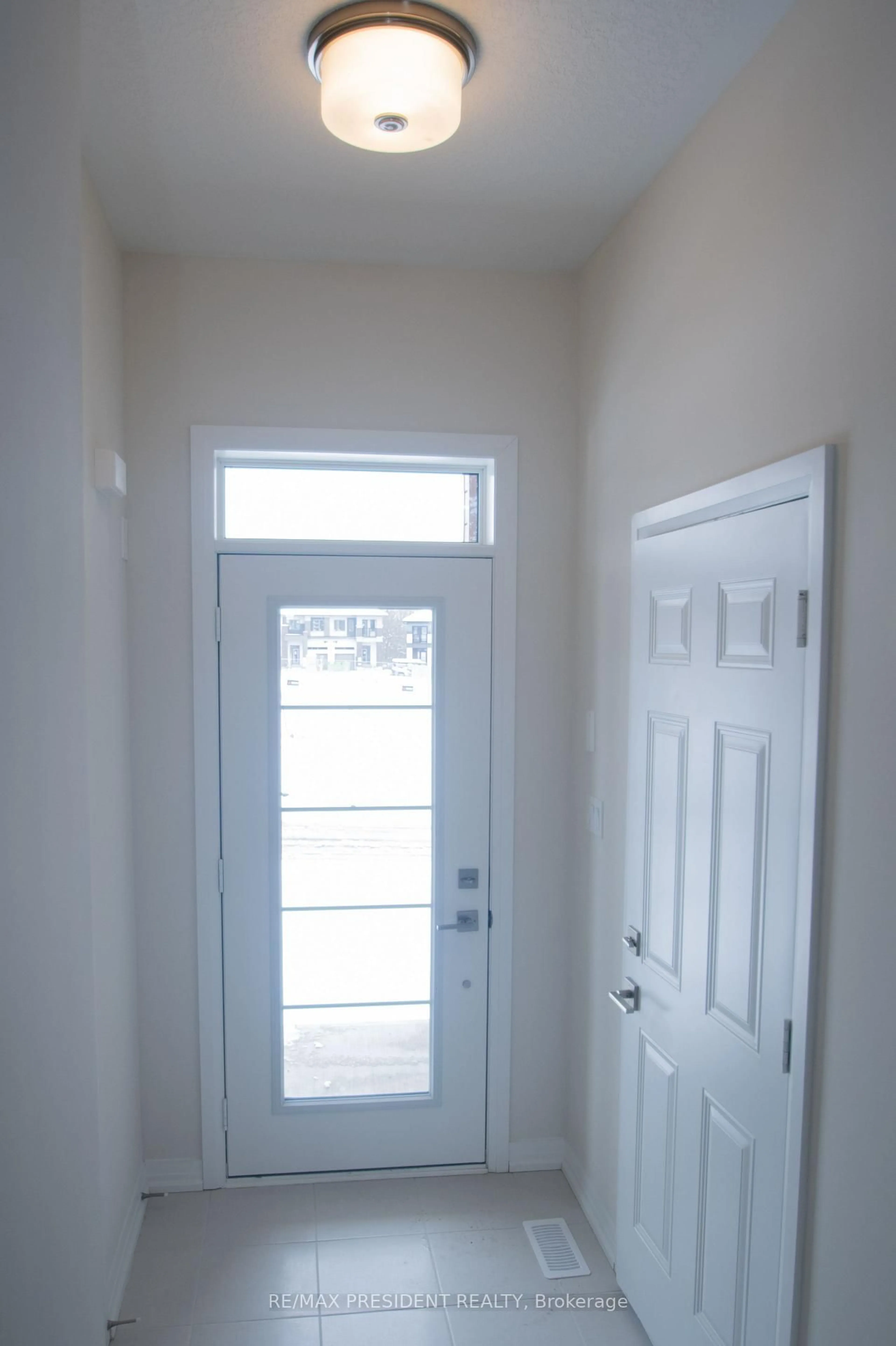 Indoor entryway for 660 Colborne St #70, Brantford Ontario N3T 0L8