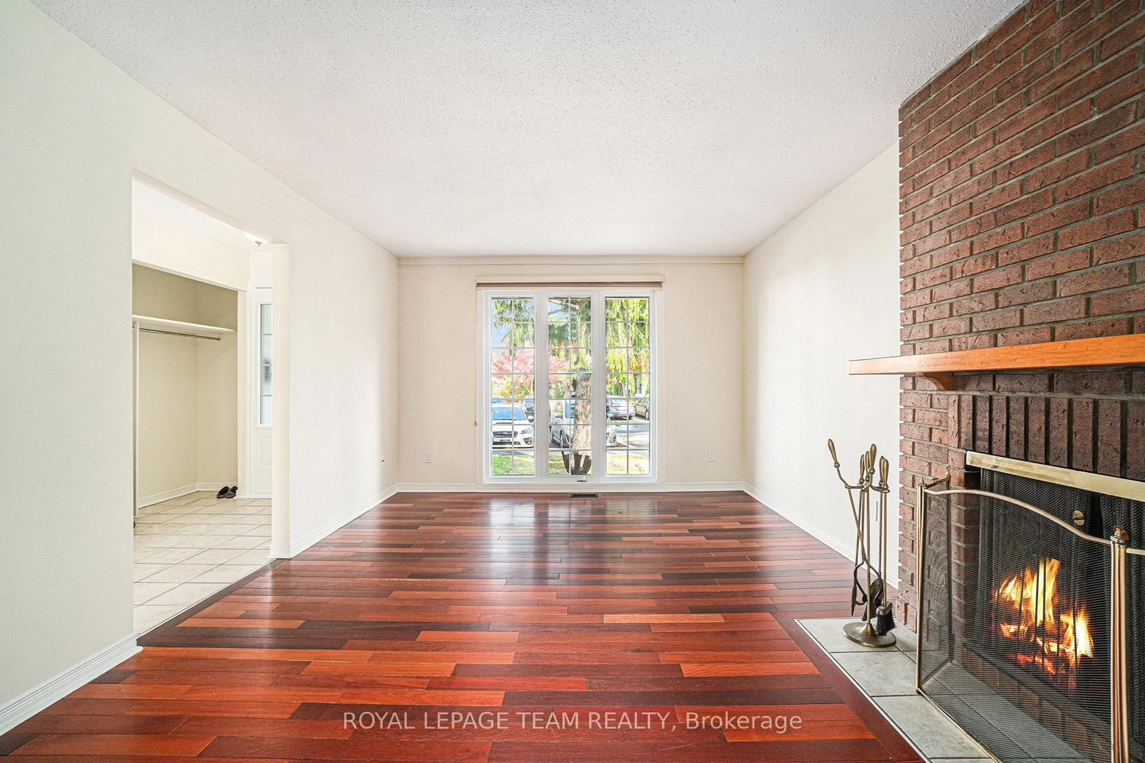 Indoor entryway for 440 Kintyre Private, Ottawa Ontario K2C 3M9