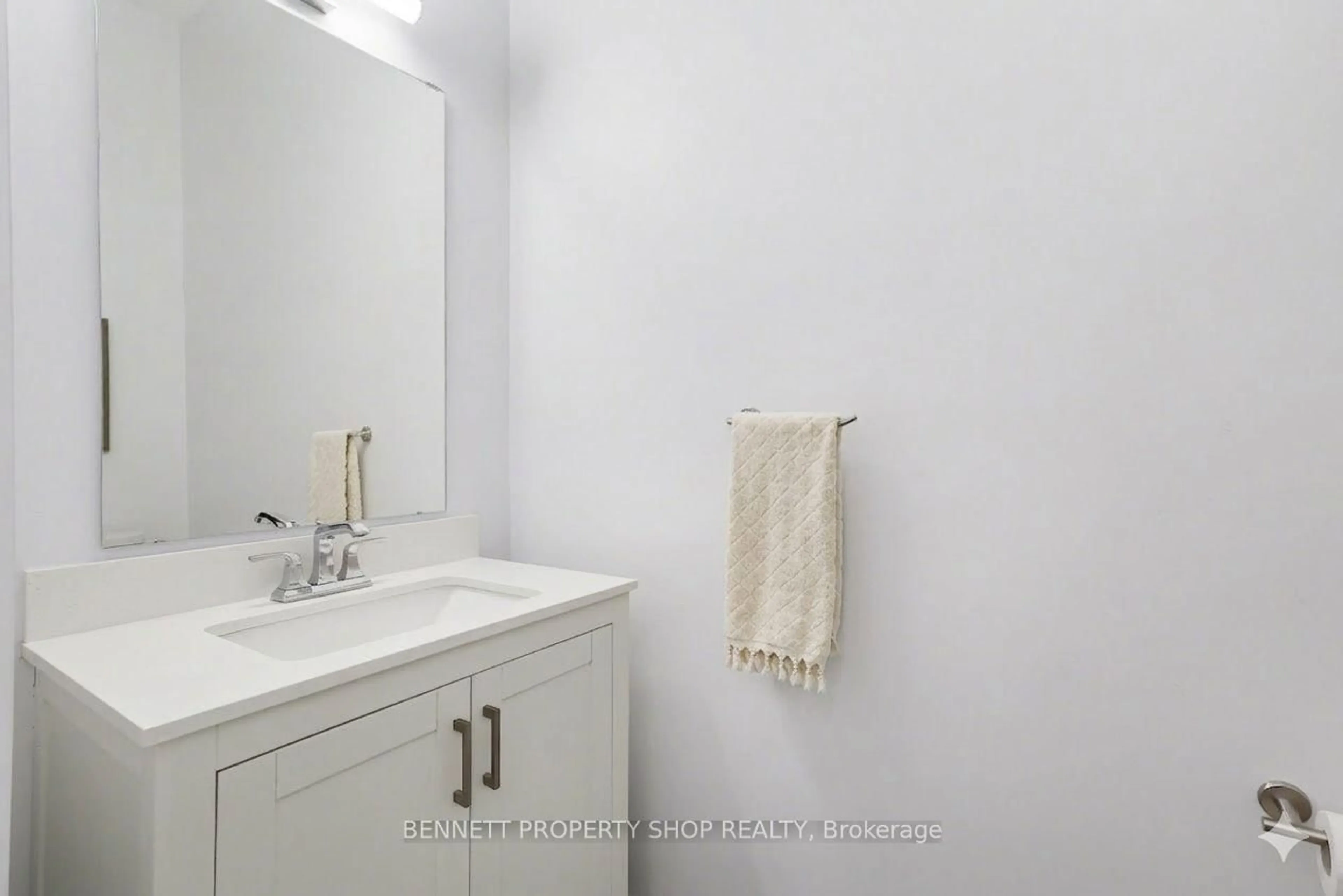 Standard bathroom, ceramic/tile floor for 139 Duford St, Ottawa Ontario K1L 6Z5