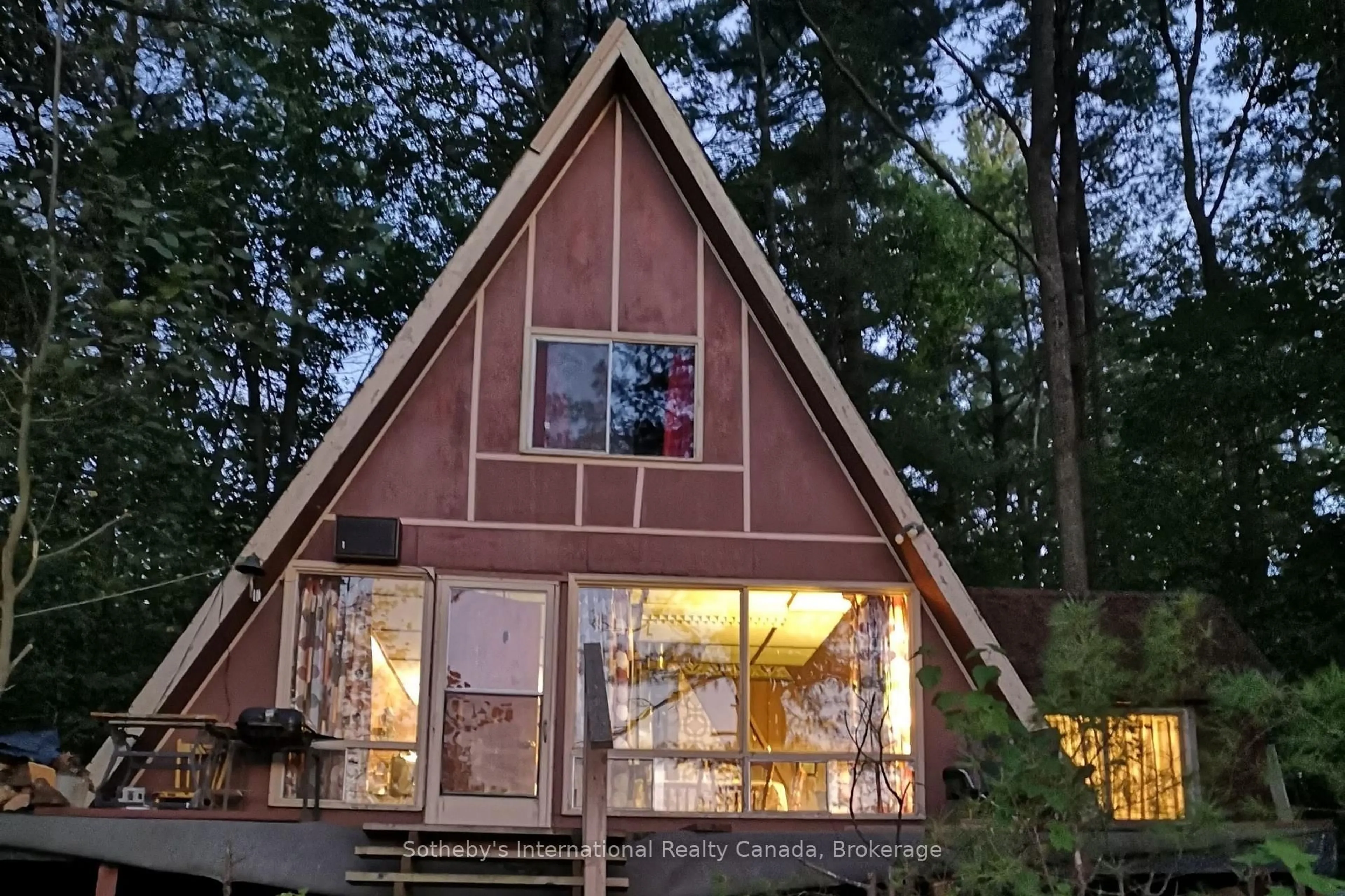 Home with vinyl exterior material, mountain view for 7128 Go Home Lake Shr, Georgian Bay Ontario L0K 1S0