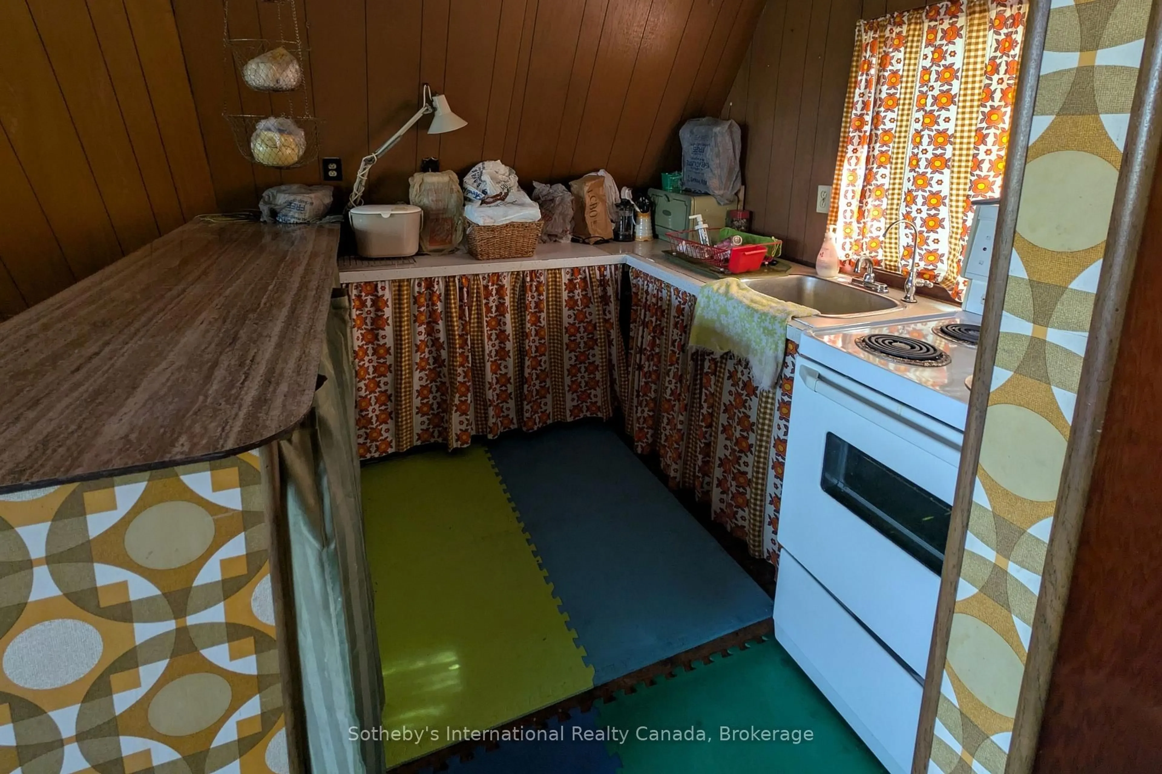 Standard kitchen, unknown for 7128 Go Home Lake Shr, Georgian Bay Ontario L0K 1S0