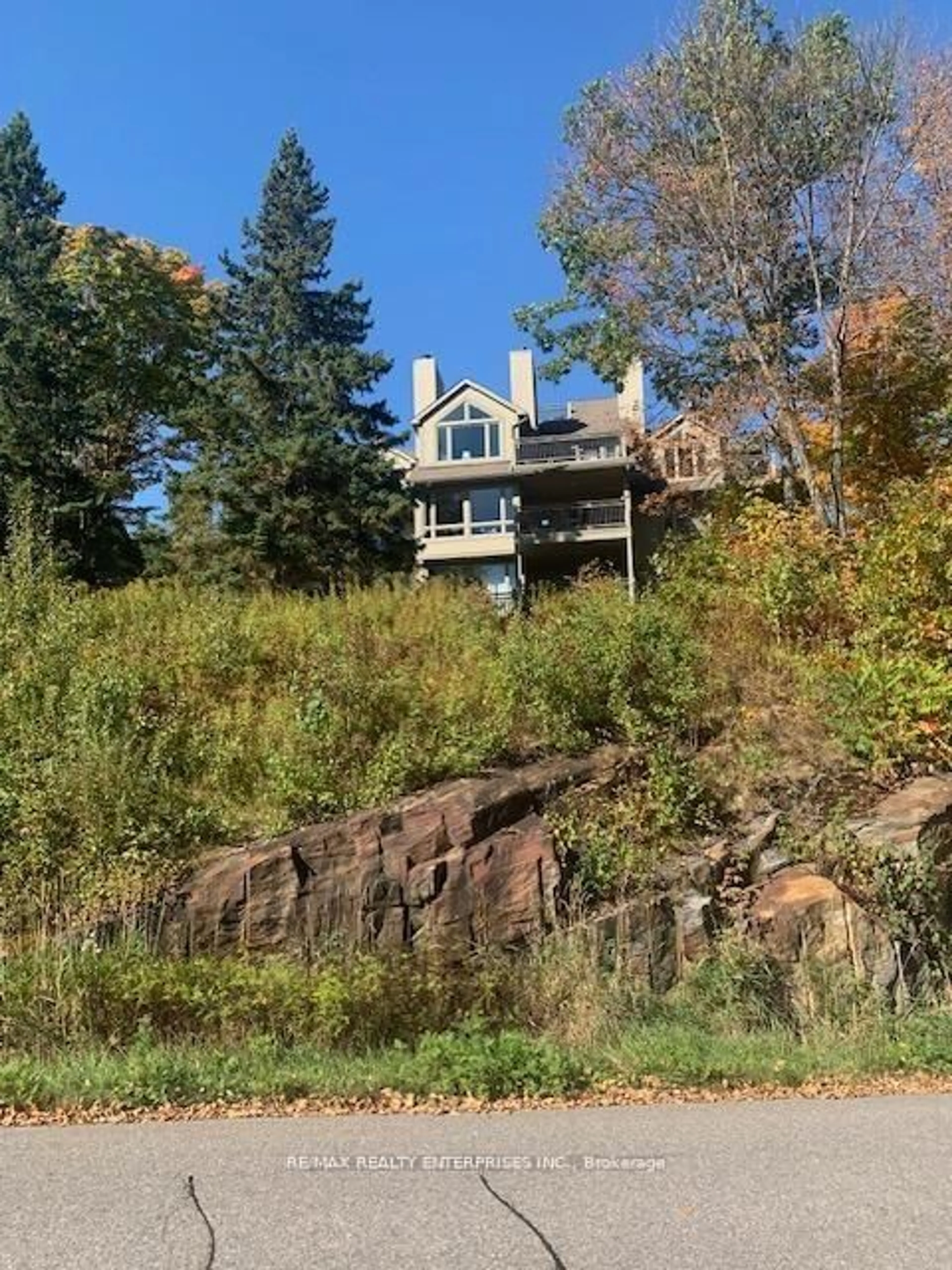 A pic from outside/outdoor area/front of a property/back of a property/a pic from drone, unknown for 3521 Grandview Forest Hill Dr, Huntsville Ontario P1H 2J5