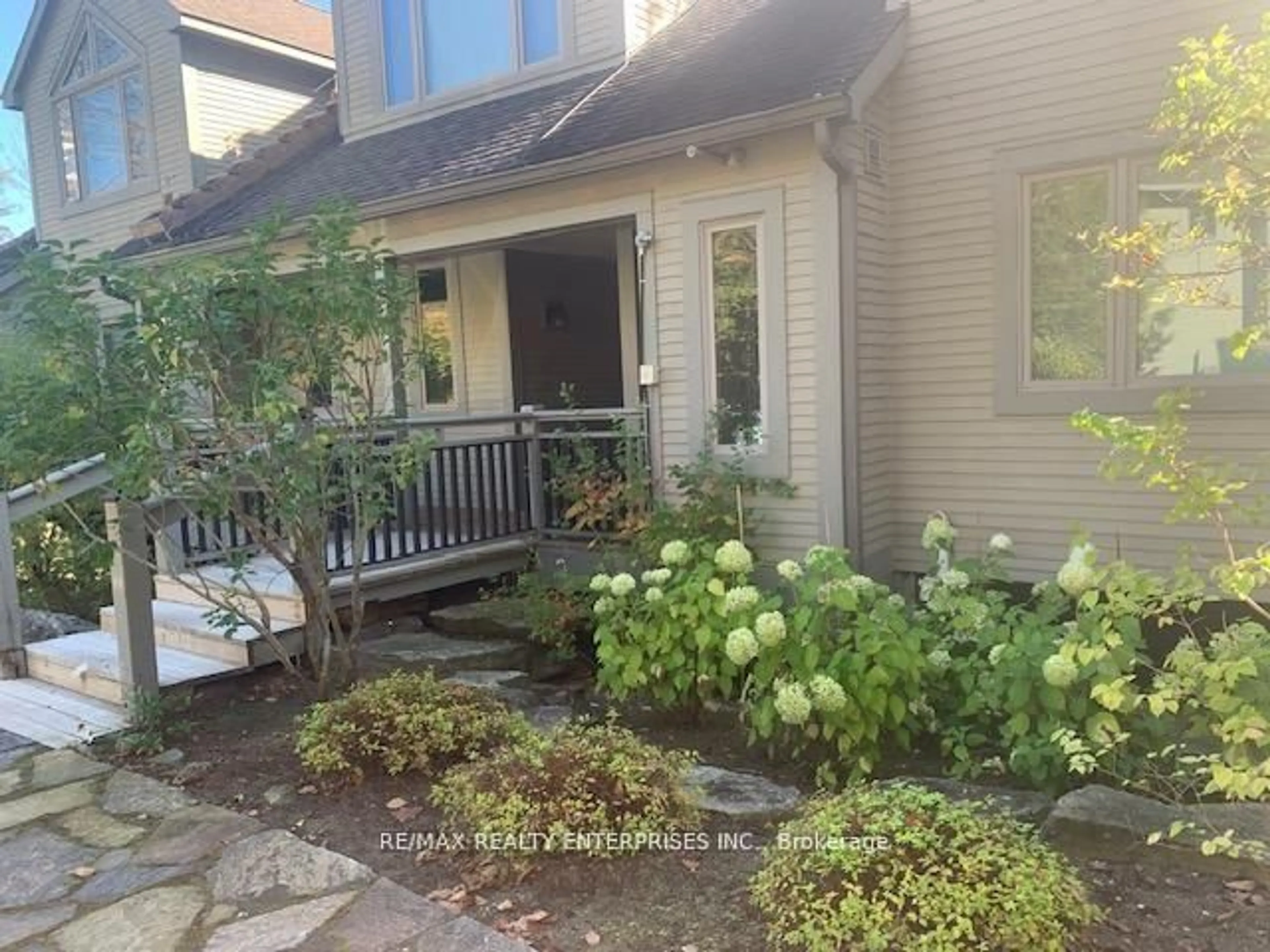 Patio, street for 3521 Grandview Forest Hill Dr, Huntsville Ontario P1H 2J5