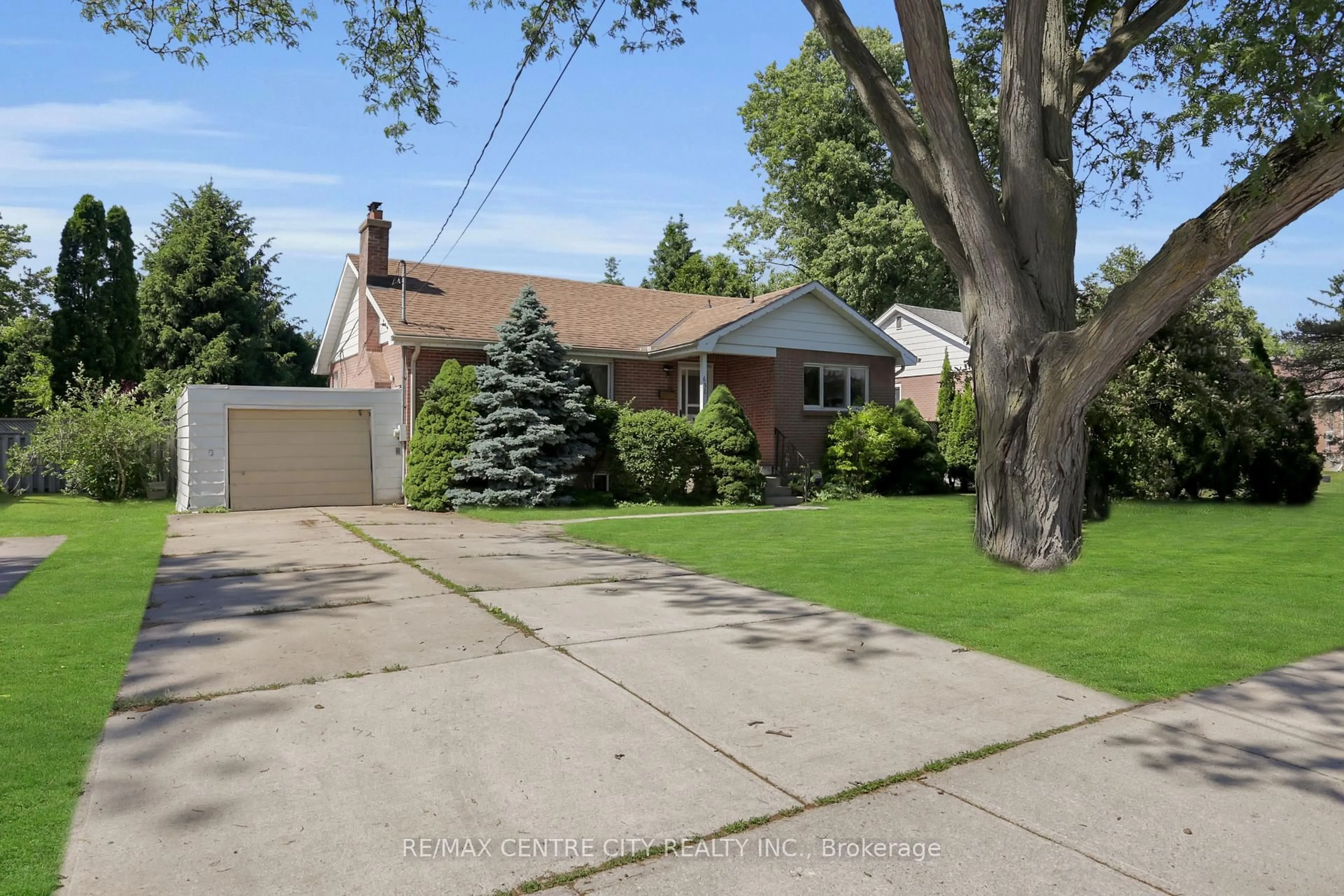 A pic from outside/outdoor area/front of a property/back of a property/a pic from drone, street for 632 TENNENT Ave, London North Ontario N5X 1L6