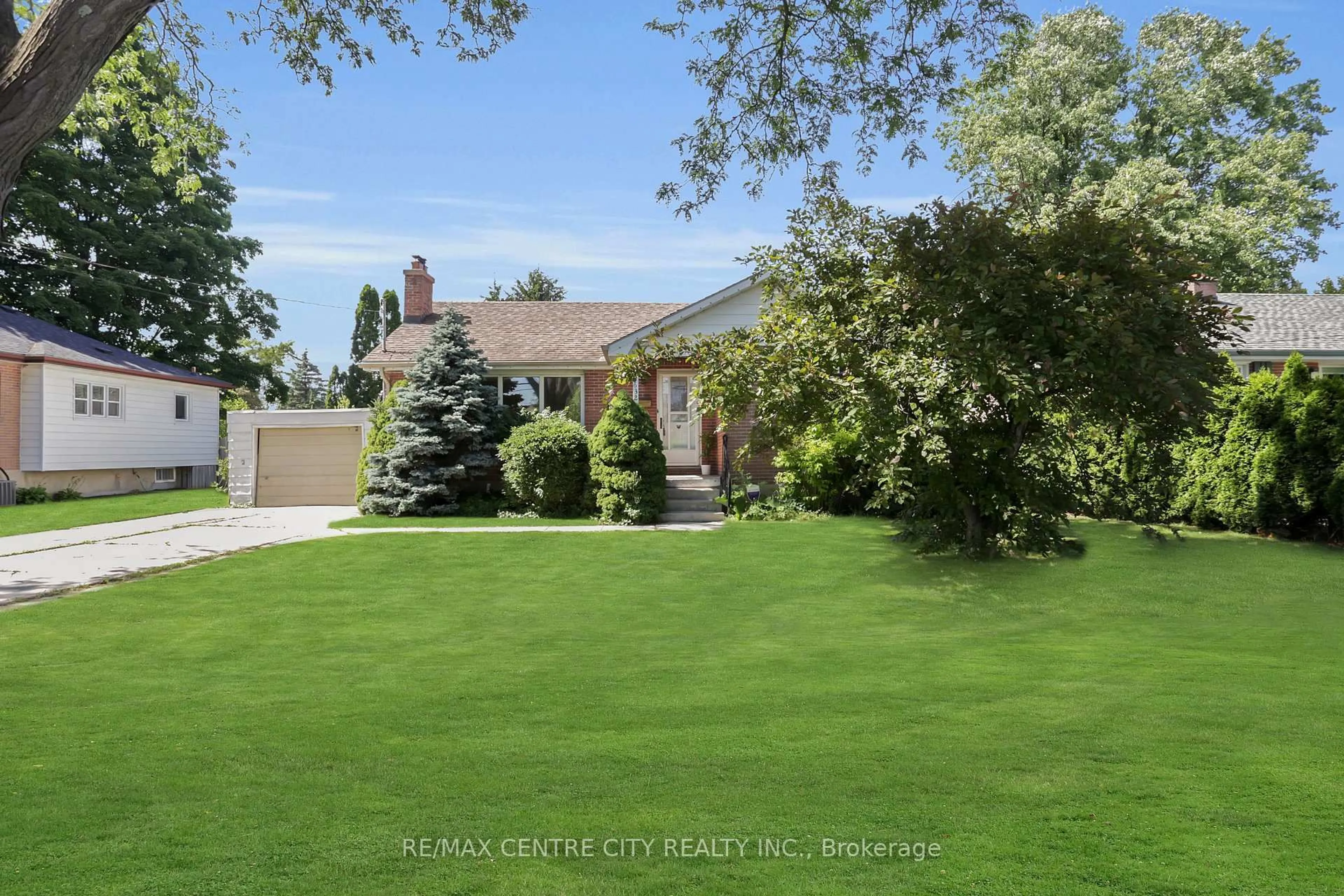 A pic from outside/outdoor area/front of a property/back of a property/a pic from drone, street for 632 TENNENT Ave, London North Ontario N5X 1L6