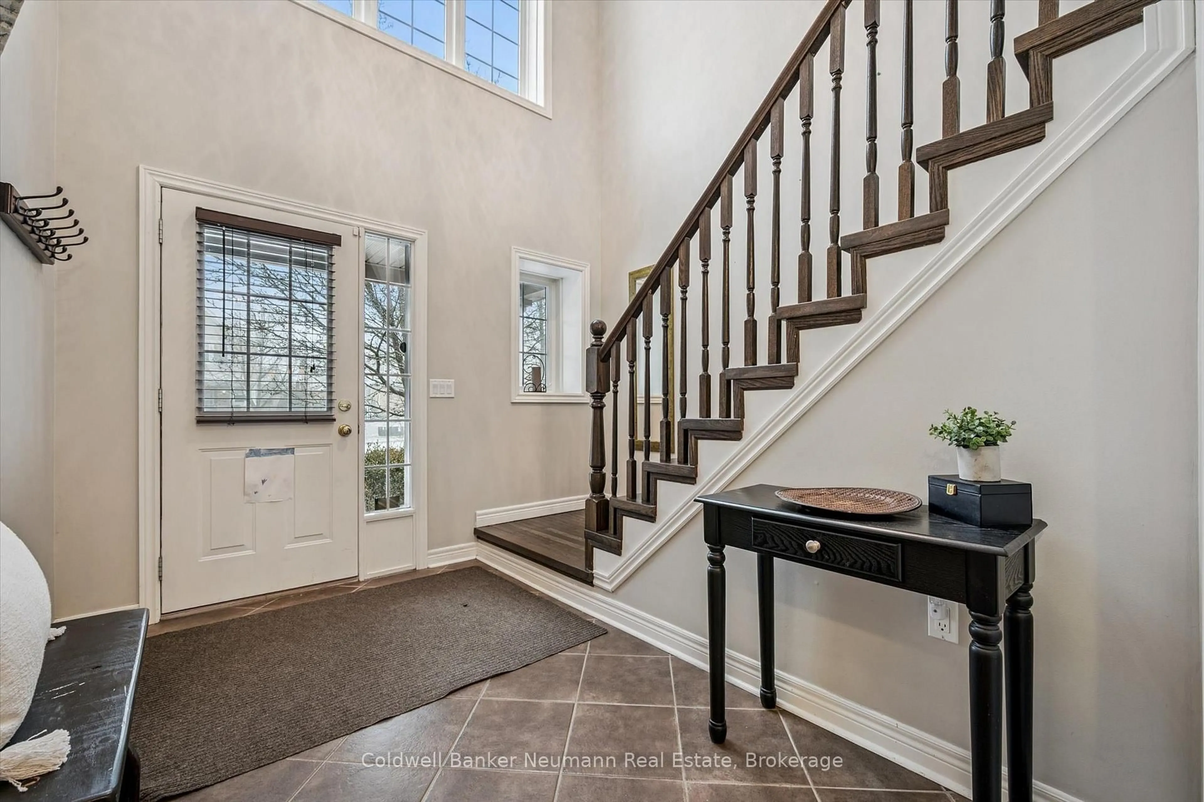 Indoor entryway for 150 Lynch Circ, Guelph Ontario N1L 1R7