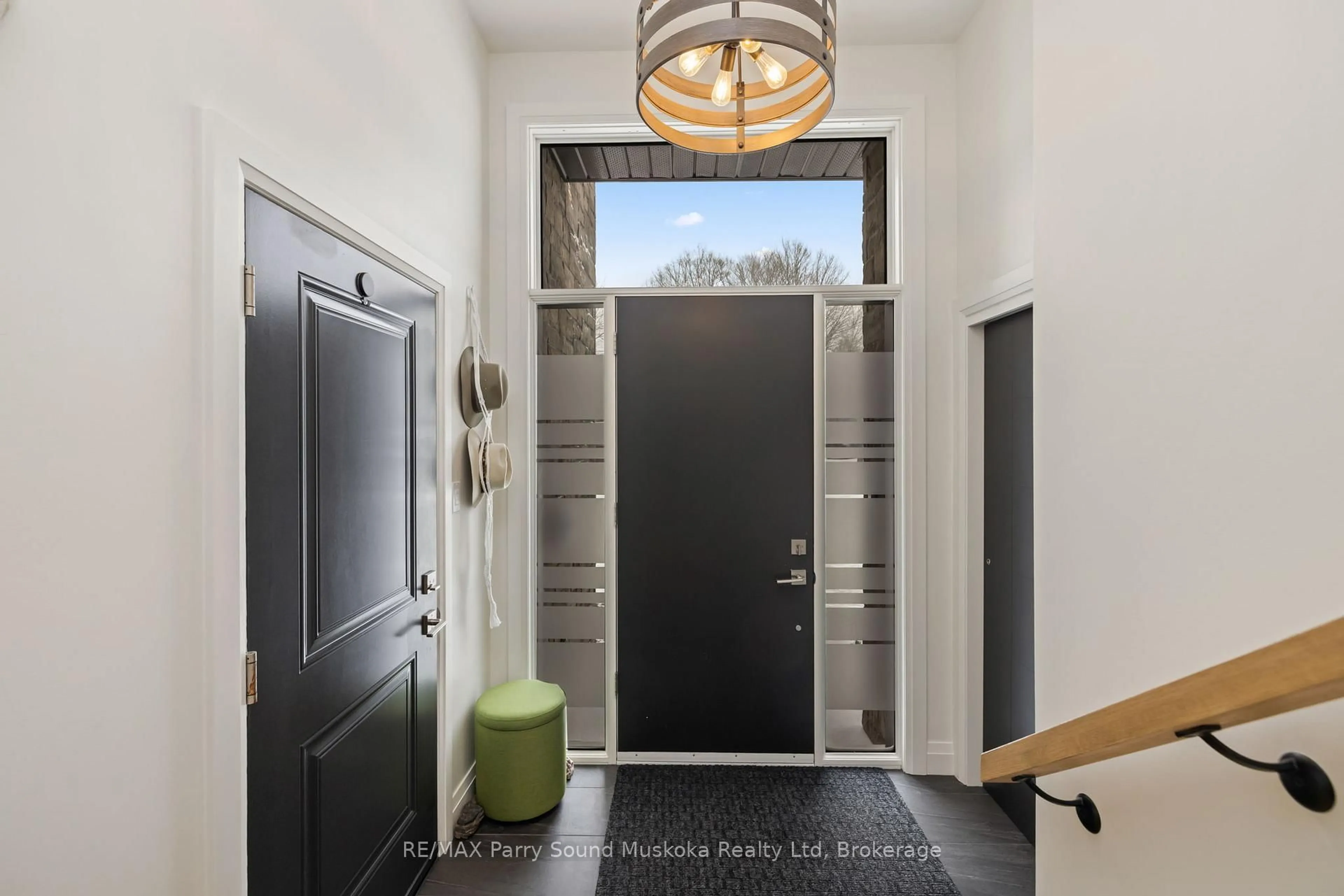 Indoor entryway for 44 Dennis Dr, Parry Sound Ontario P2A 0E6