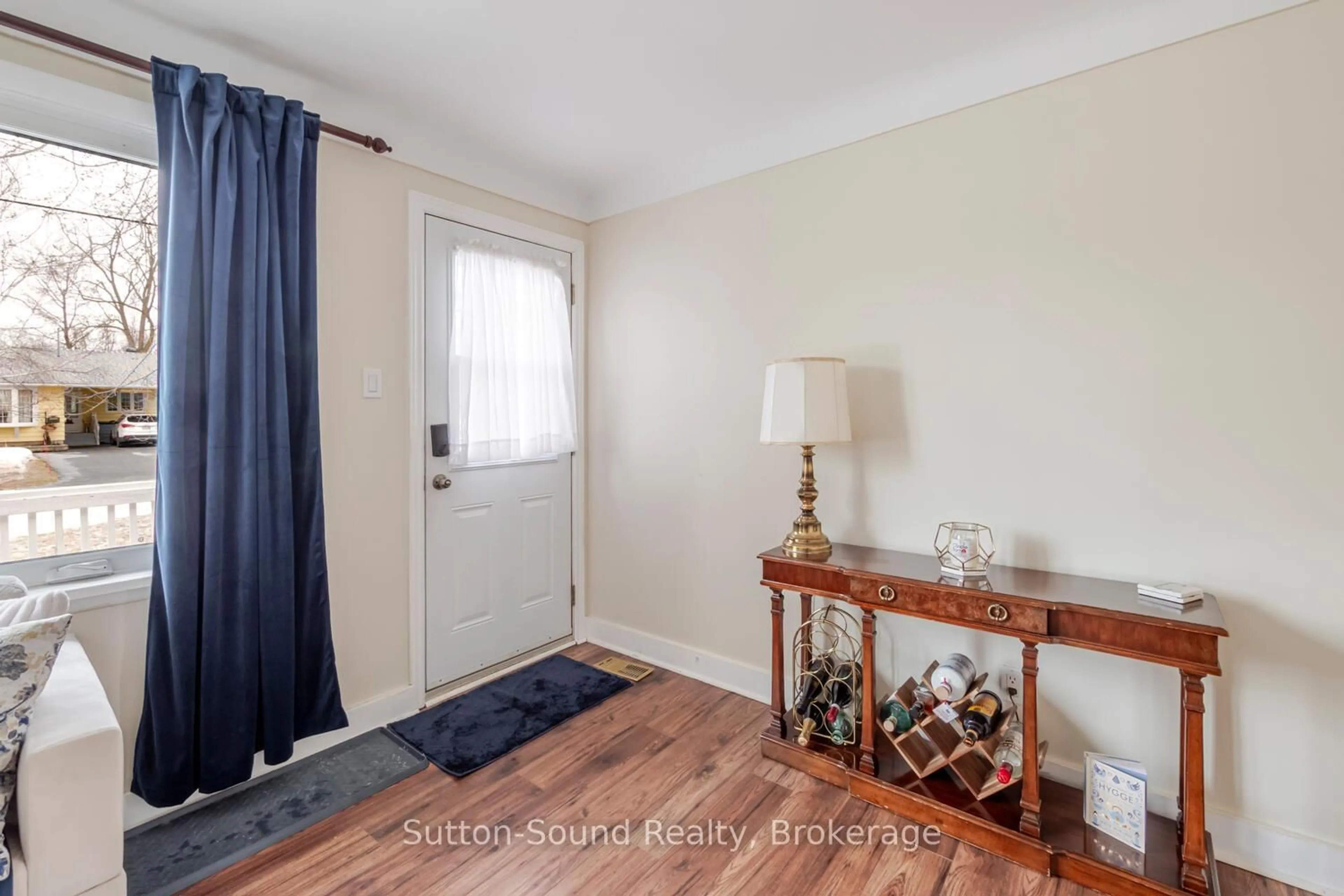 Indoor entryway for 755 17th St, Owen Sound Ontario N4K 2A4