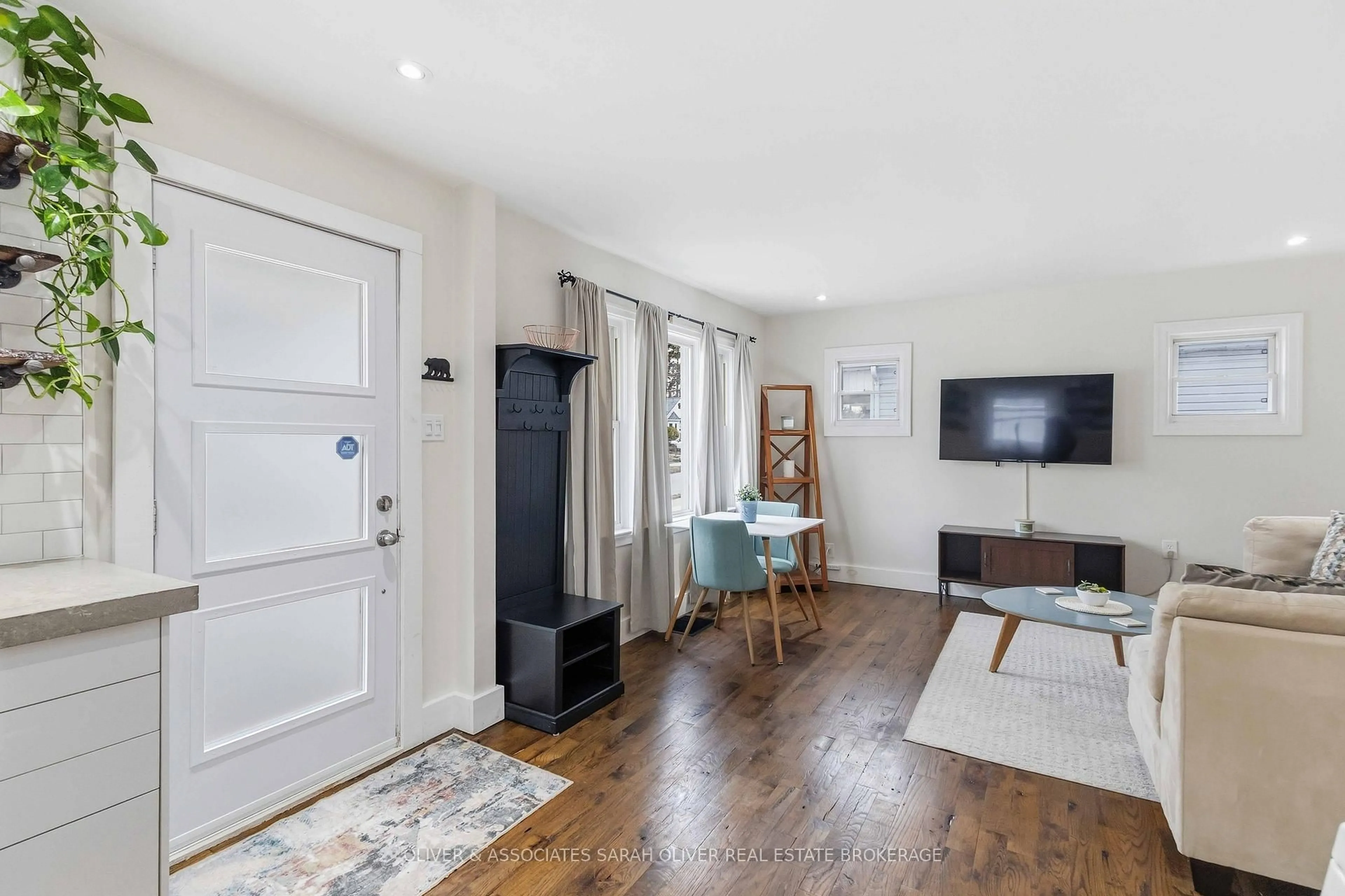 Indoor entryway for 1287 York St, London East Ontario N5W 2V5