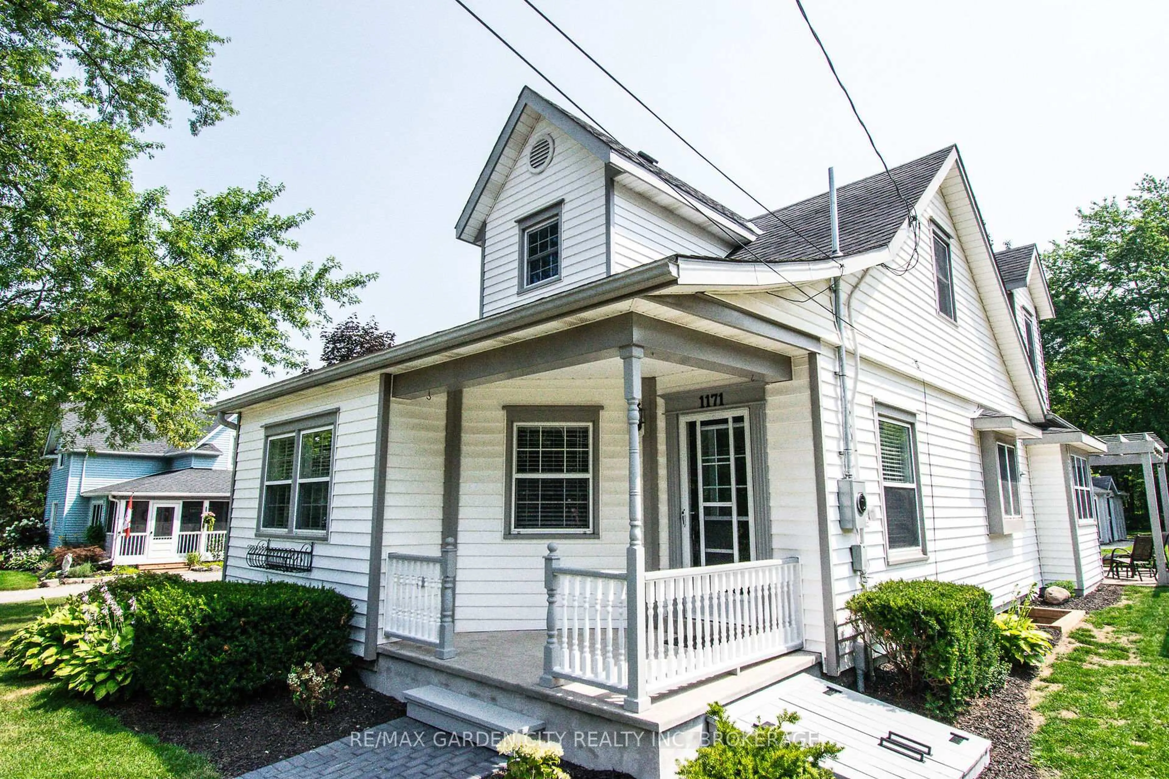 Home with vinyl exterior material, street for 1171 Maple St, Pelham Ontario L0S 1C0