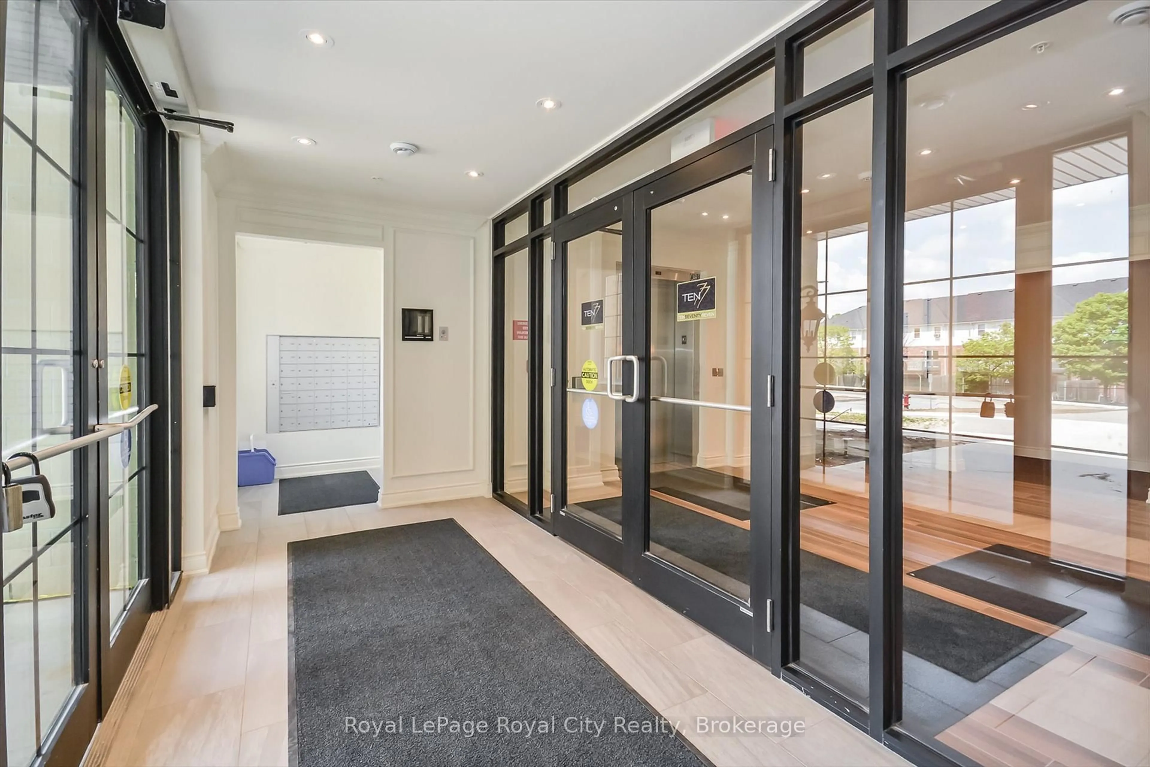 Indoor foyer for 1077 Gordon St #429, Guelph Ontario N1L 1H2