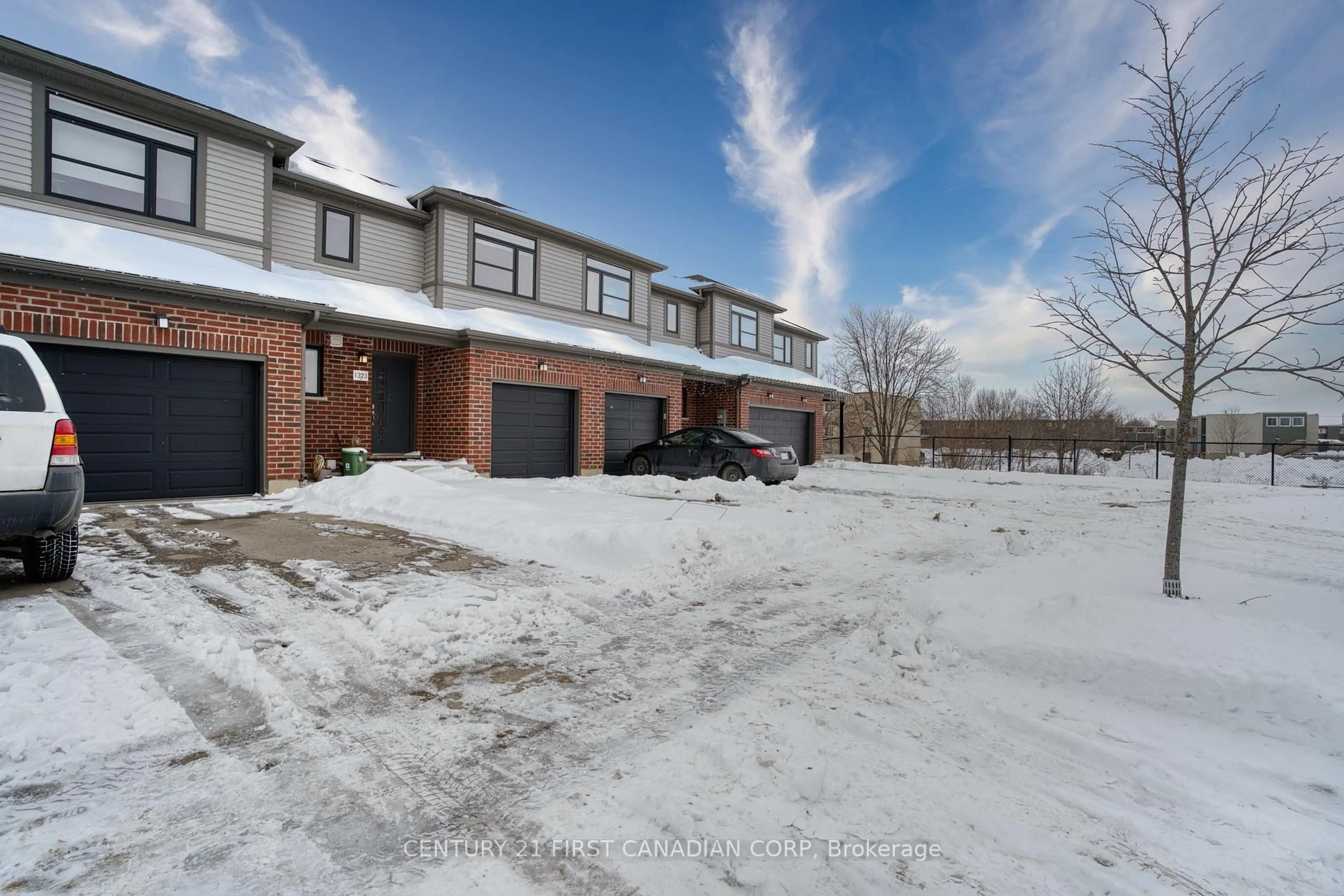 A pic from outside/outdoor area/front of a property/back of a property/a pic from drone, street for 1323 Michael Circ, London East Ontario N5V 0B8