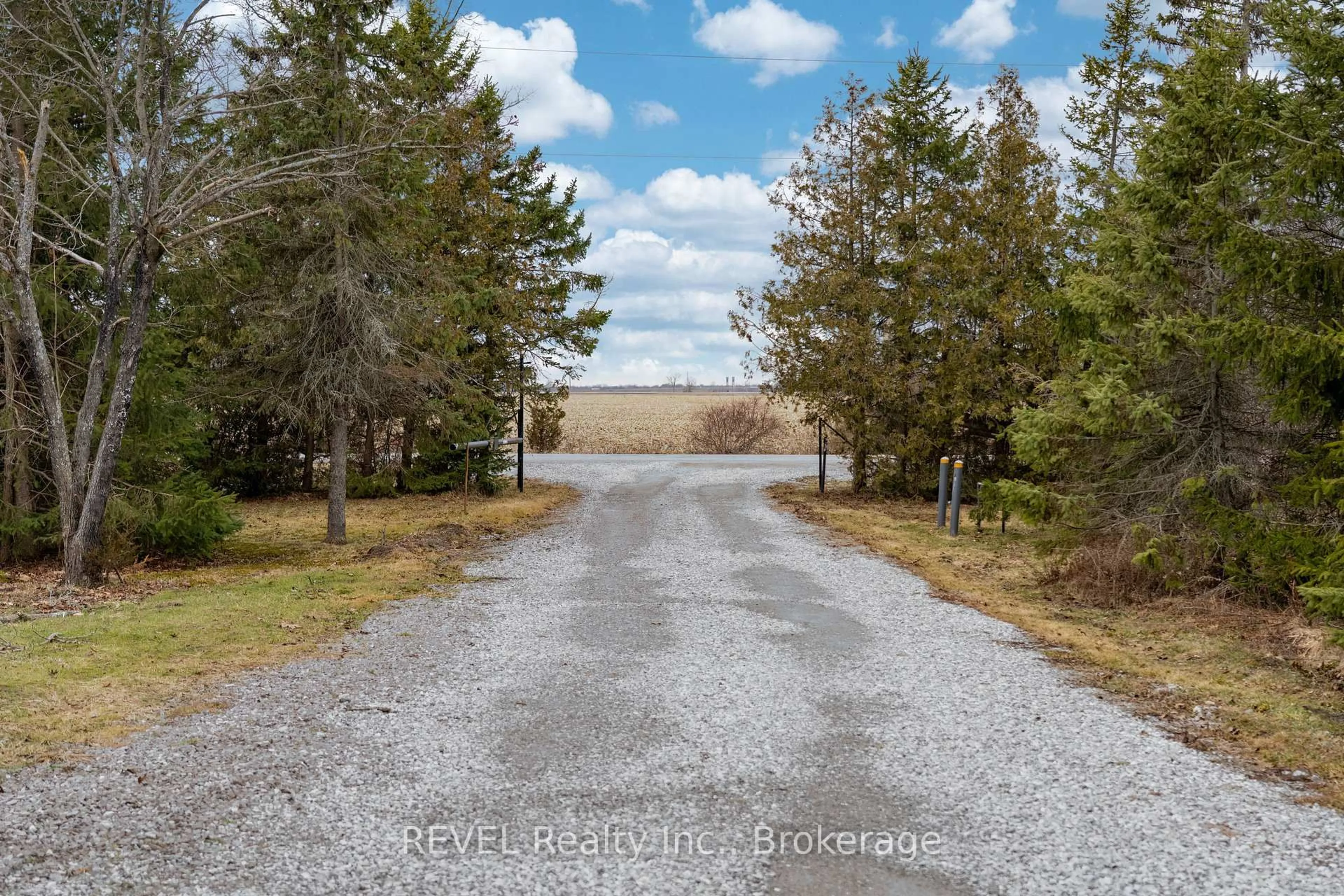 A pic from outside/outdoor area/front of a property/back of a property/a pic from drone, unknown for 3901 White Rd, Port Colborne Ontario L3K 5V5