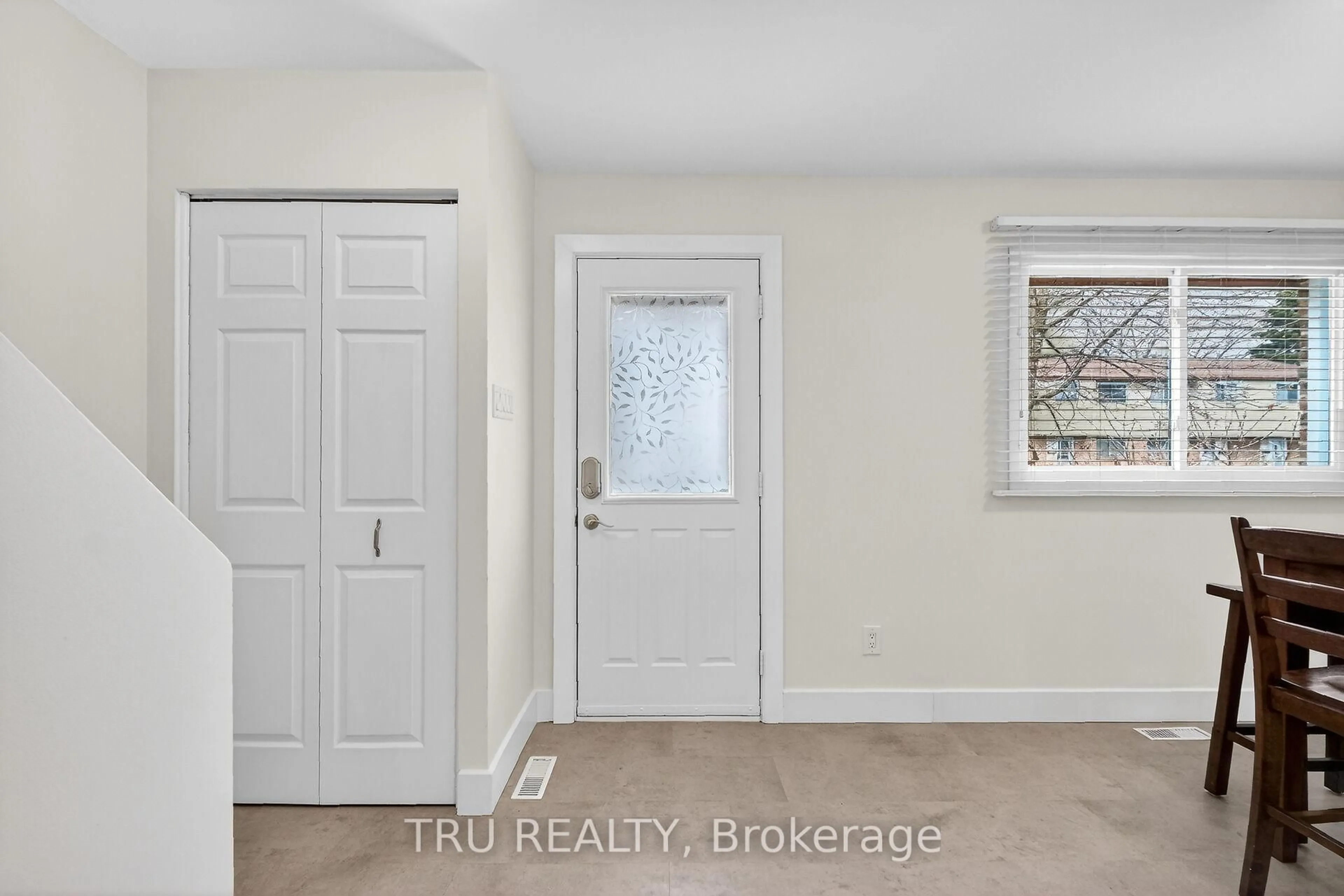 Indoor entryway for 4631 Cecilia Cres #26, Ottawa Ontario K1J 8S7