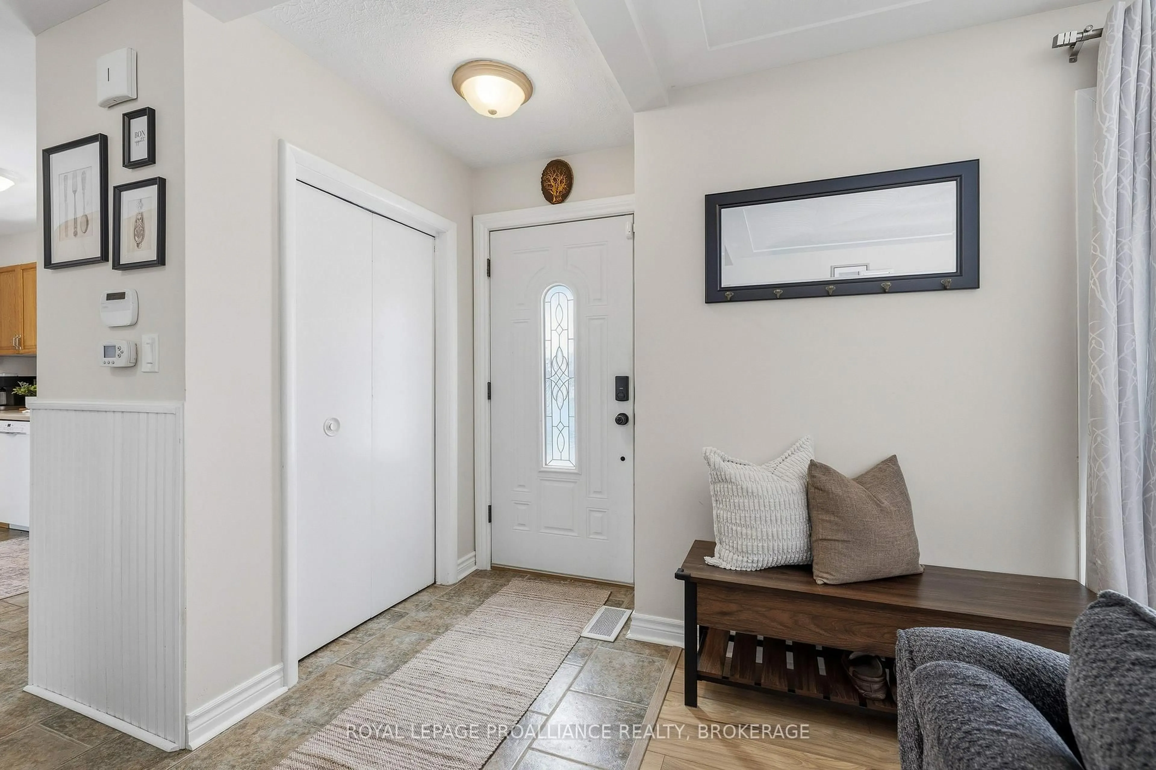 Indoor entryway for 502 McEwen Dr, Kingston Ontario K7M 3W7