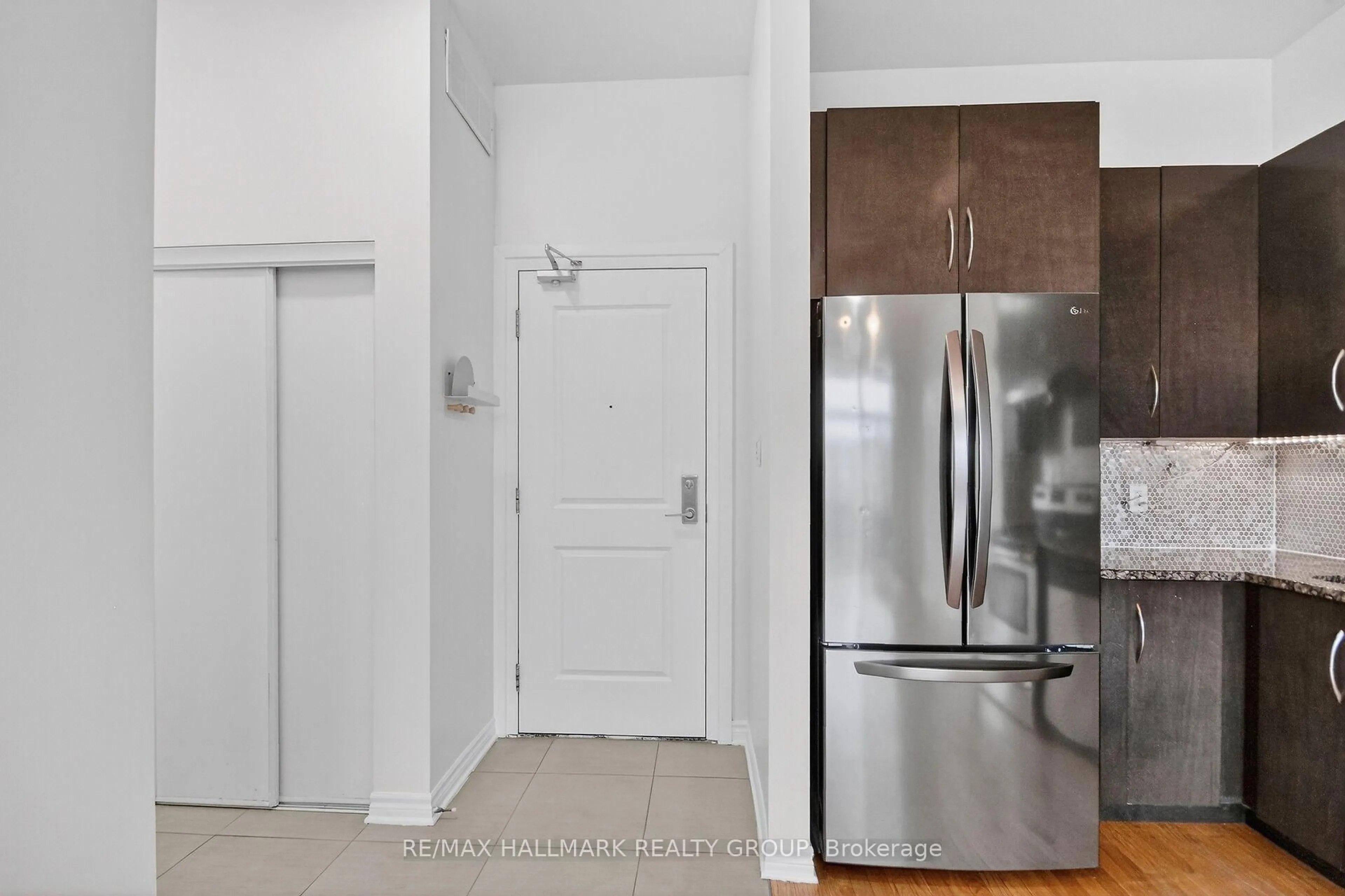 Indoor entryway for 682 Churchill Ave #210, Ottawa Ontario K1Z 5G5