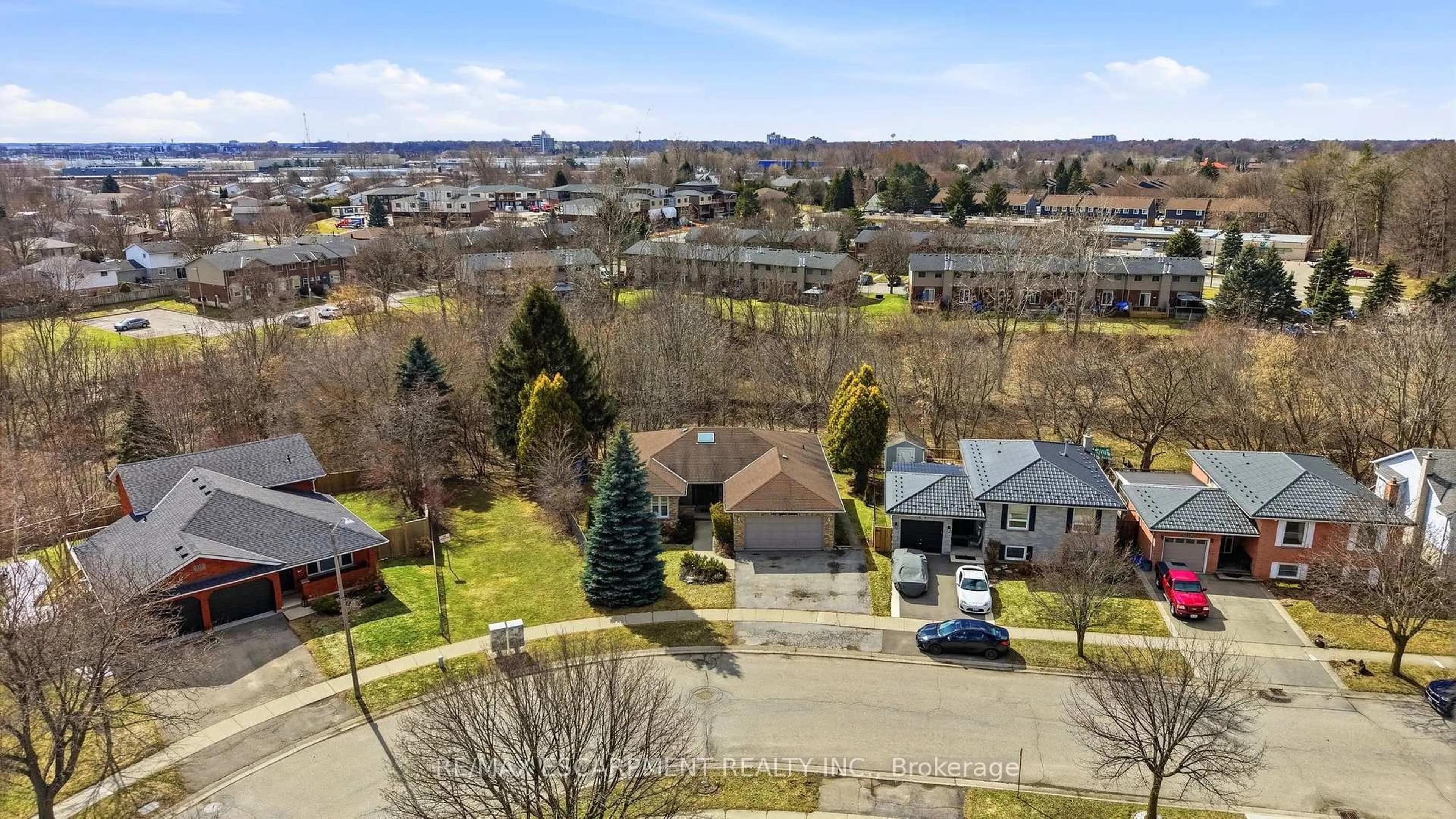 A pic from outside/outdoor area/front of a property/back of a property/a pic from drone, unknown for 117 Gillin Rd, Brantford Ontario N3P 1X4