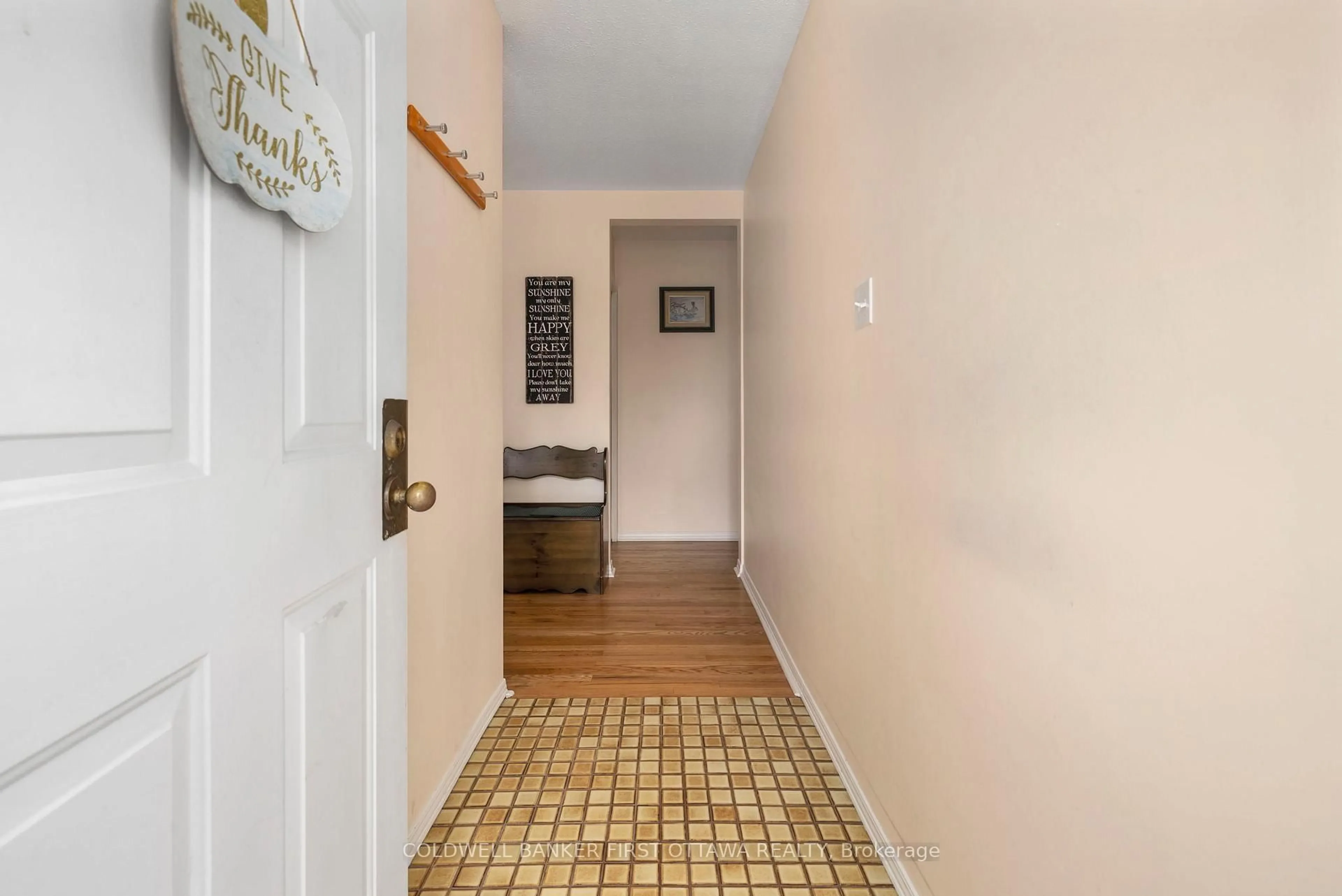 Indoor entryway for 16 SYCAMORE Dr, Ottawa Ontario K2H 6H6