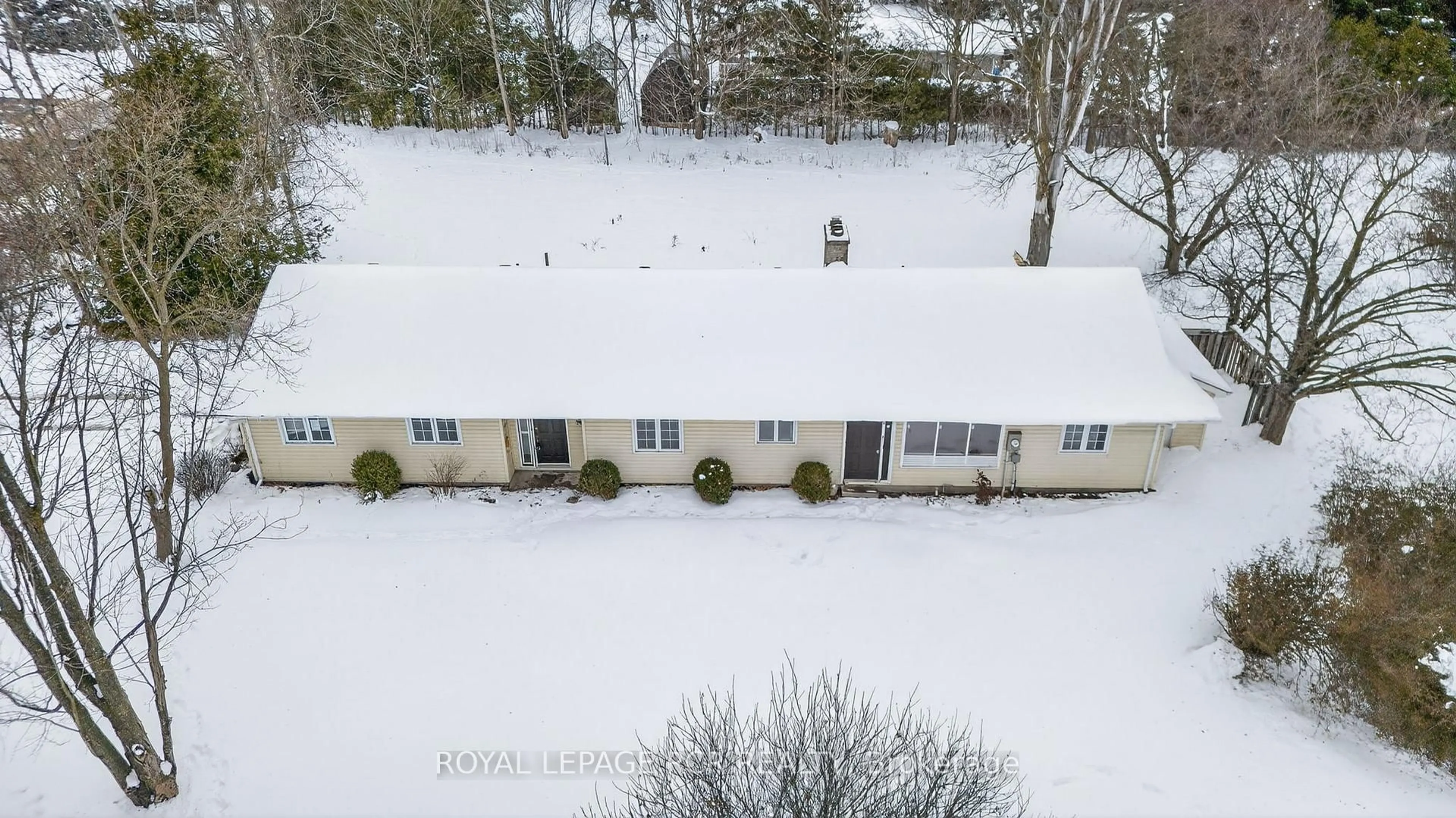A pic from outside/outdoor area/front of a property/back of a property/a pic from drone, building for 3 Starrview Cres, Mono Ontario L9W 3A8
