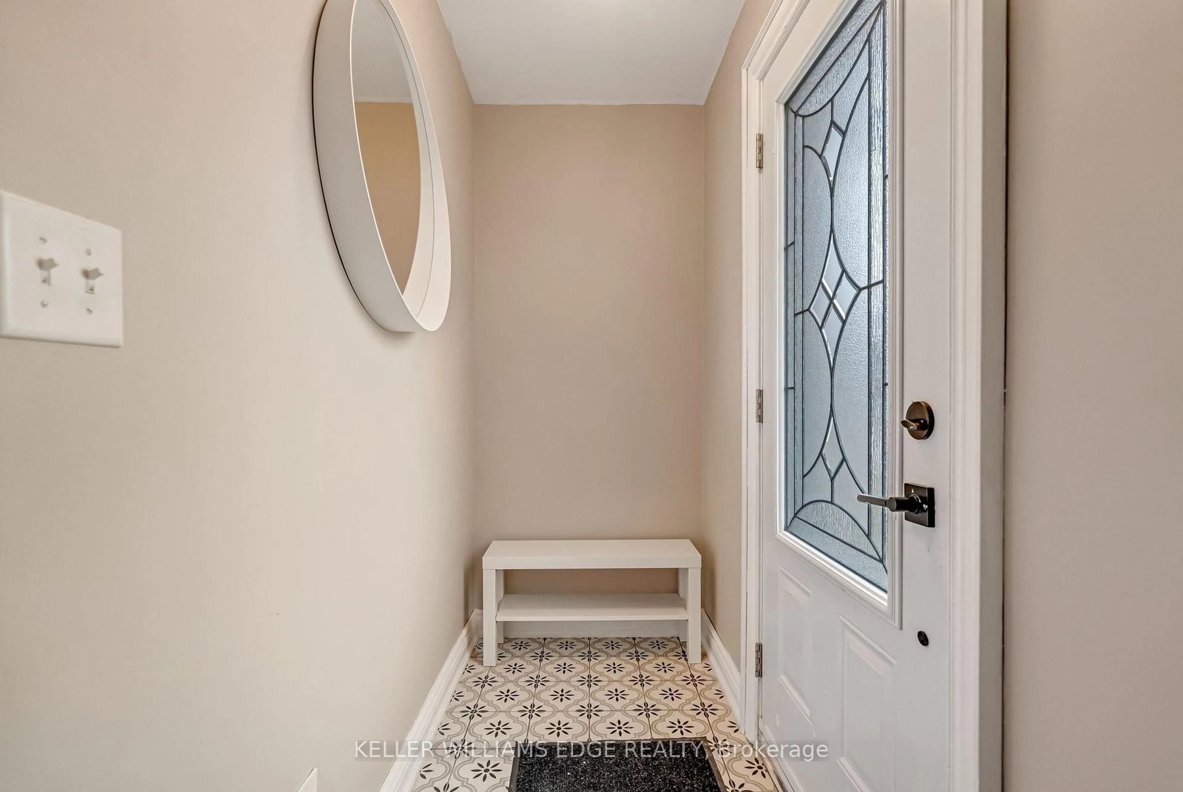 Indoor entryway for 165 Rosewood Rd, Hamilton Ontario L8K 3J3