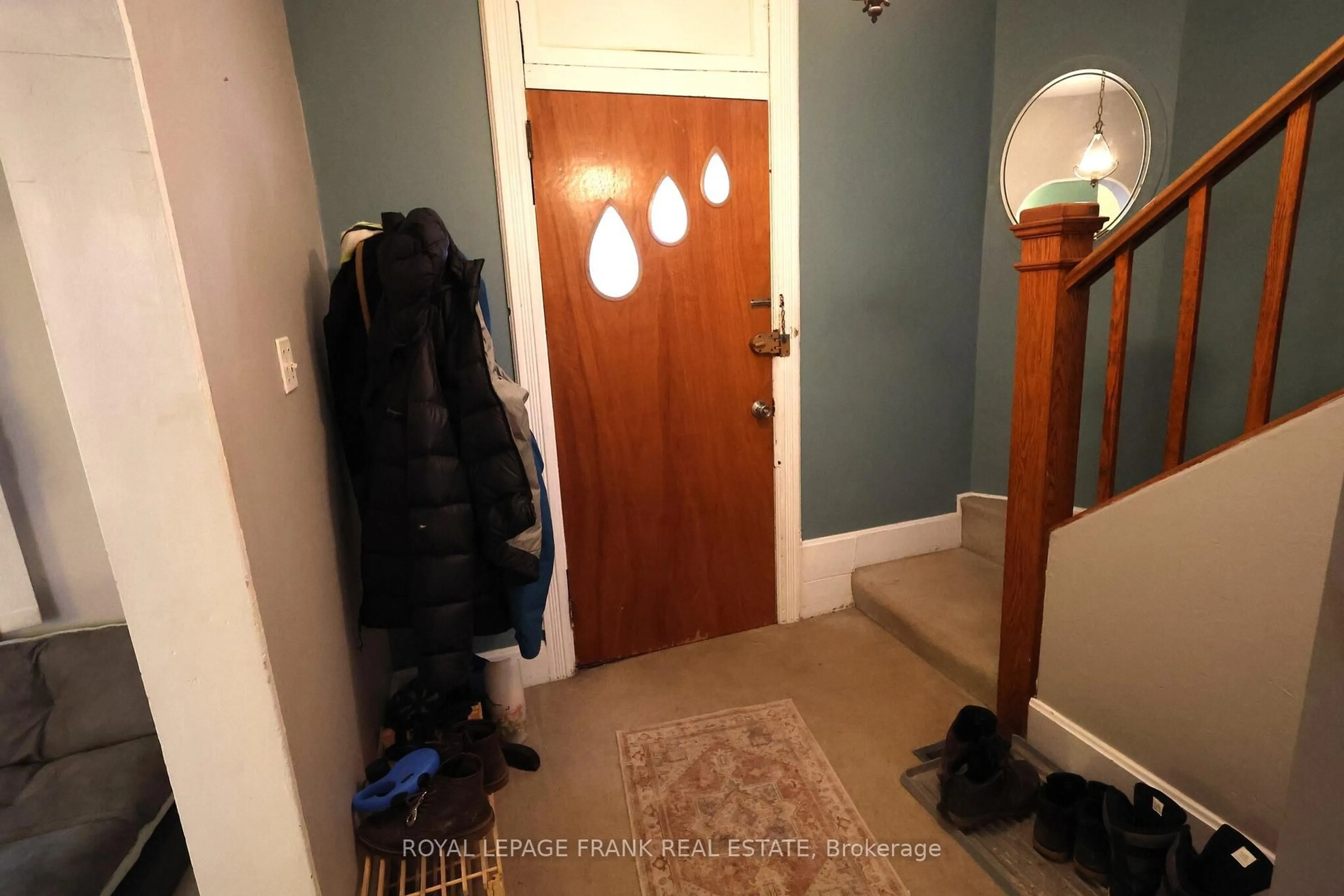 Indoor entryway for 294 Parkhill Rd, Peterborough Ontario K9H 3H7