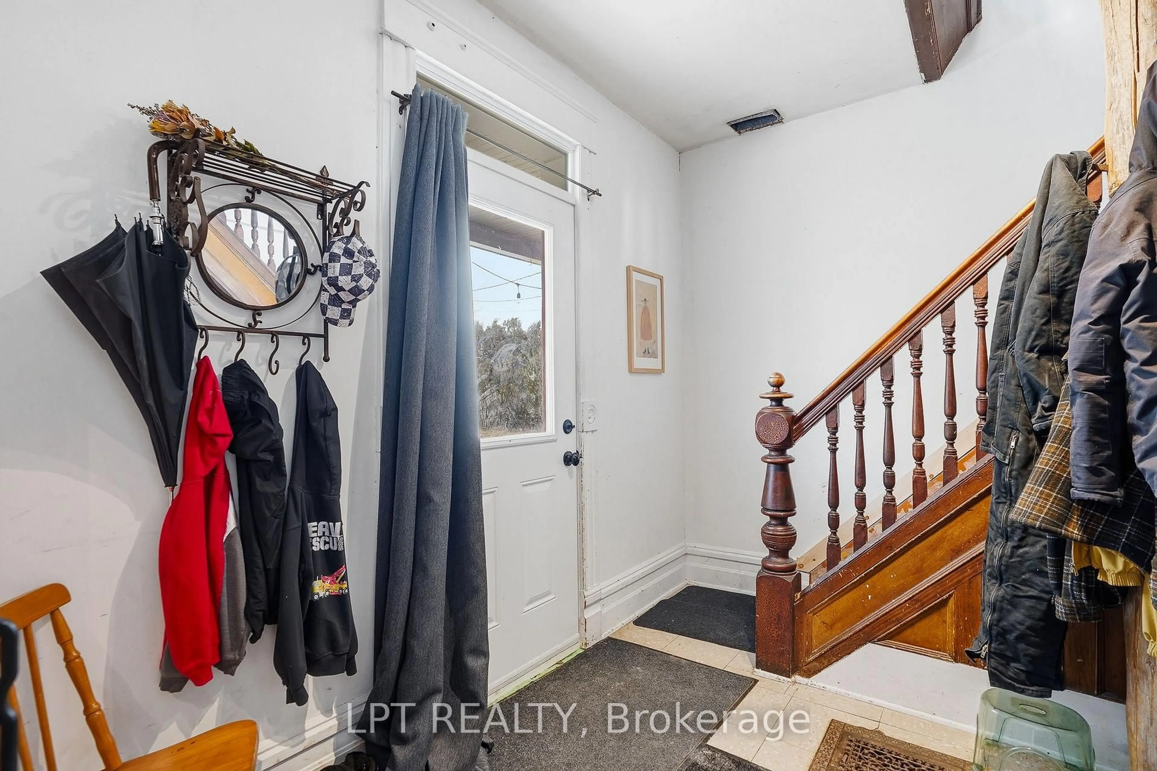 Indoor entryway for 21630 Laggan-Glenelg Rd, North Glengarry Ontario K0B 1E0