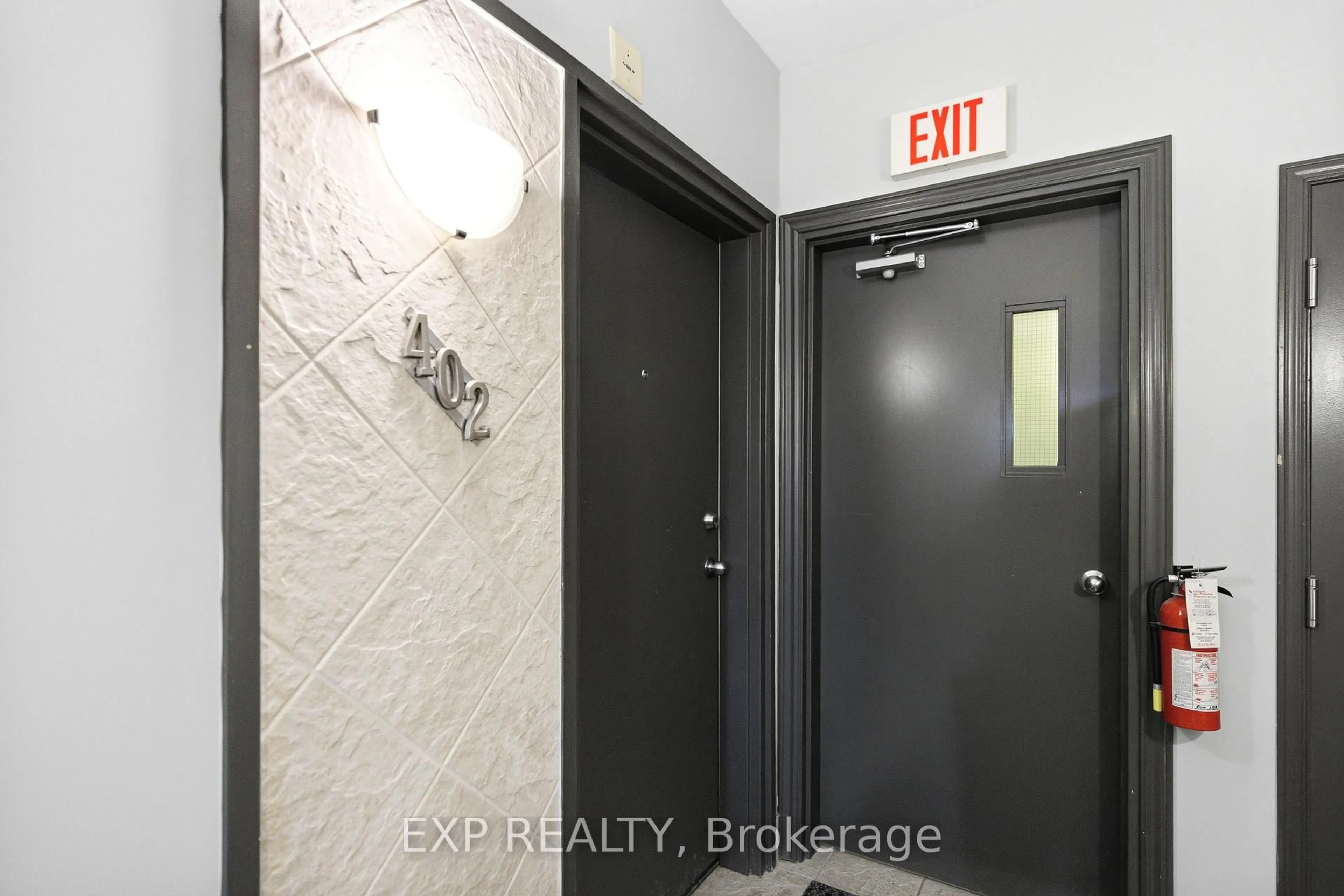 Indoor entryway for 711 Churchill Ave #402, Ottawa Ontario K1Z 5G6