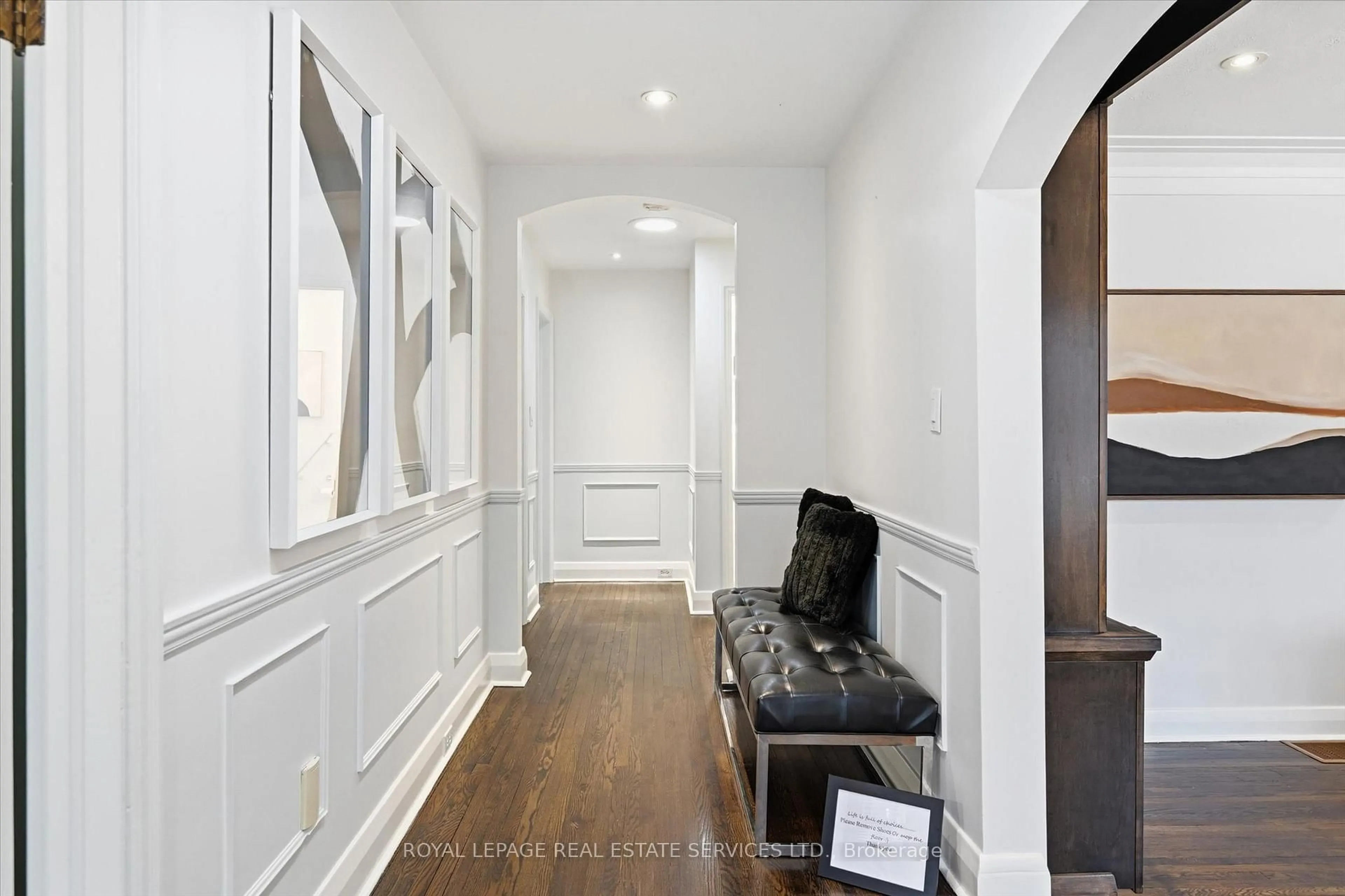 Indoor entryway for 108 Lloyminn Ave, Hamilton Ontario L9G 1H6