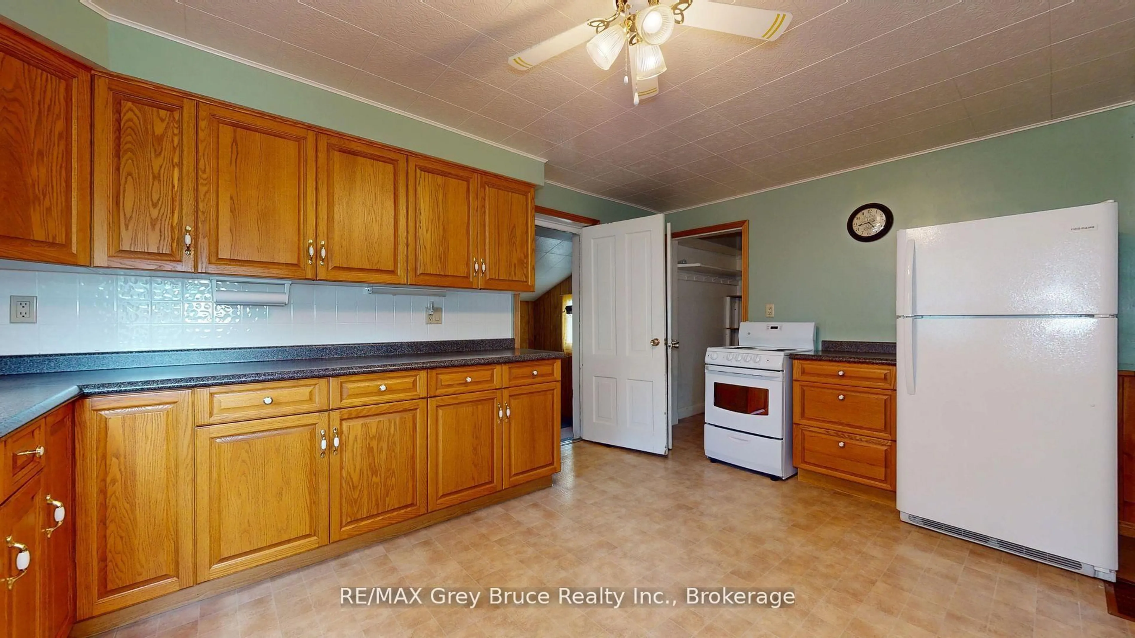 Standard kitchen, ceramic/tile floor for 76 5th St, Arran-Elderslie Ontario N0G 1L0