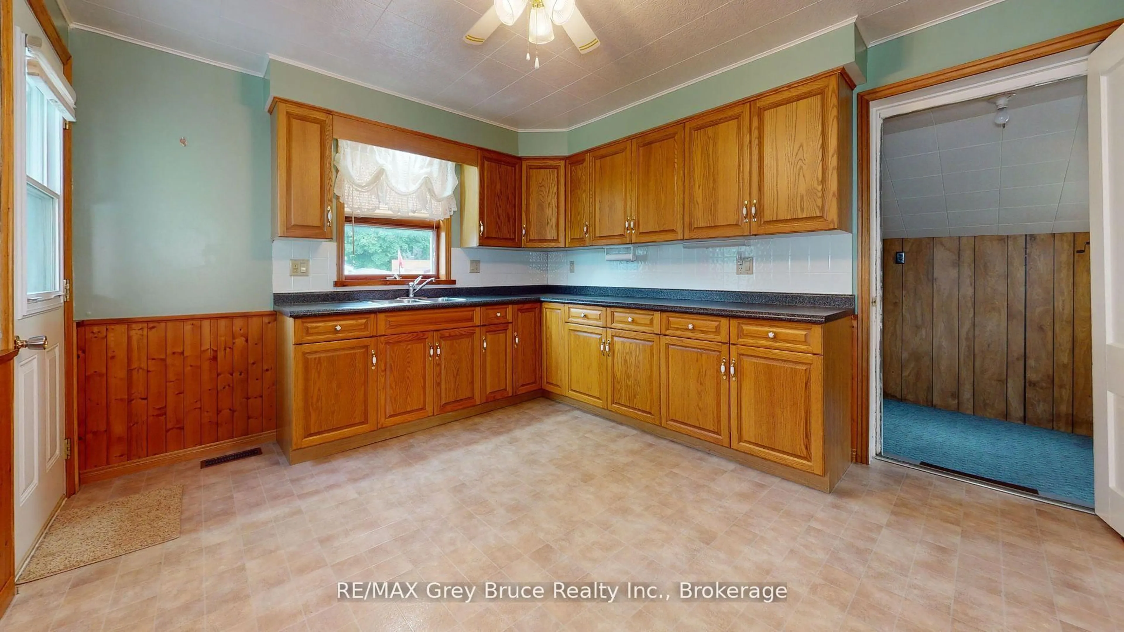 Standard kitchen, ceramic/tile floor for 76 5th St, Arran-Elderslie Ontario N0G 1L0