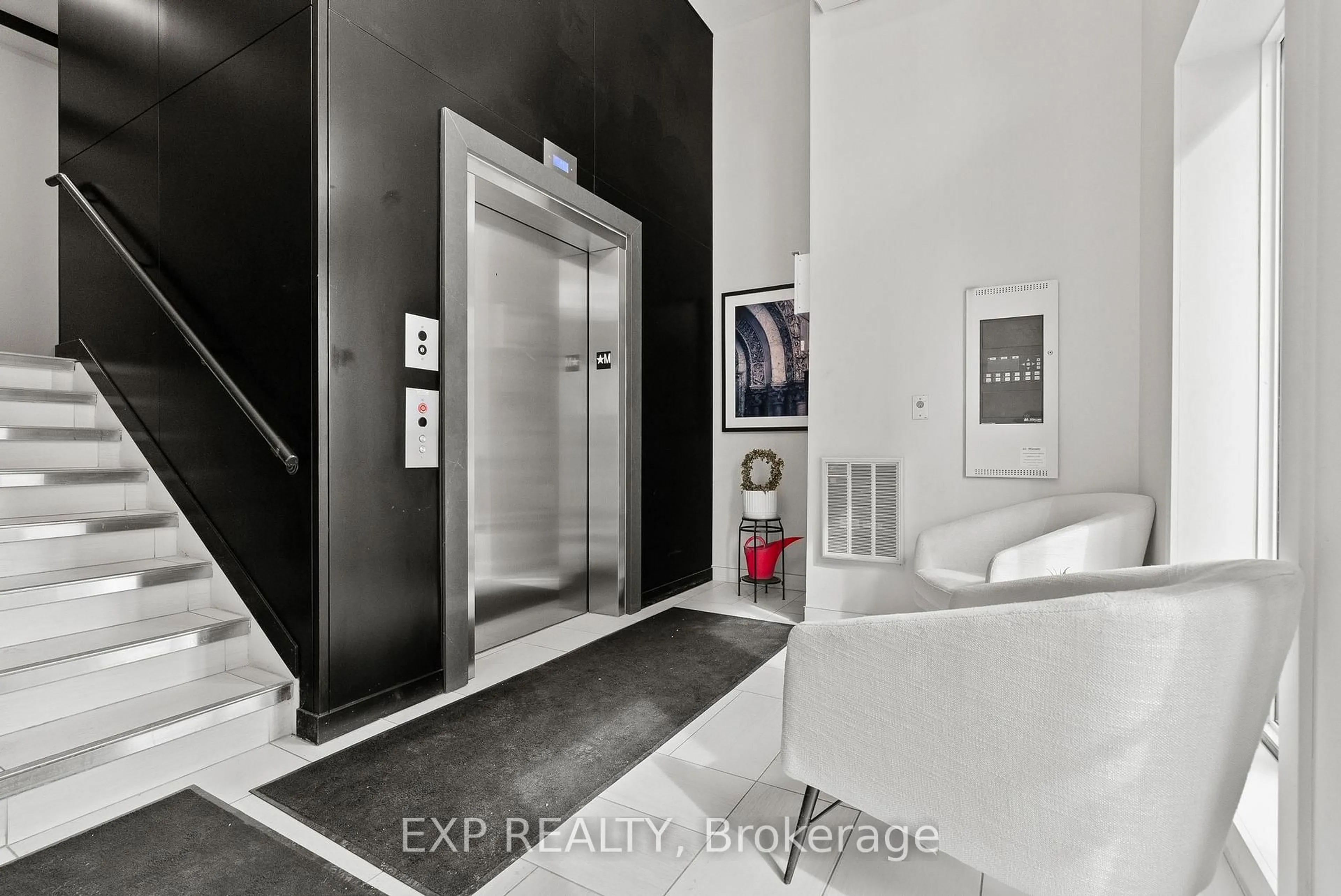 Indoor entryway for 100 Cortile Private #301, Ottawa Ontario K1V 2S8