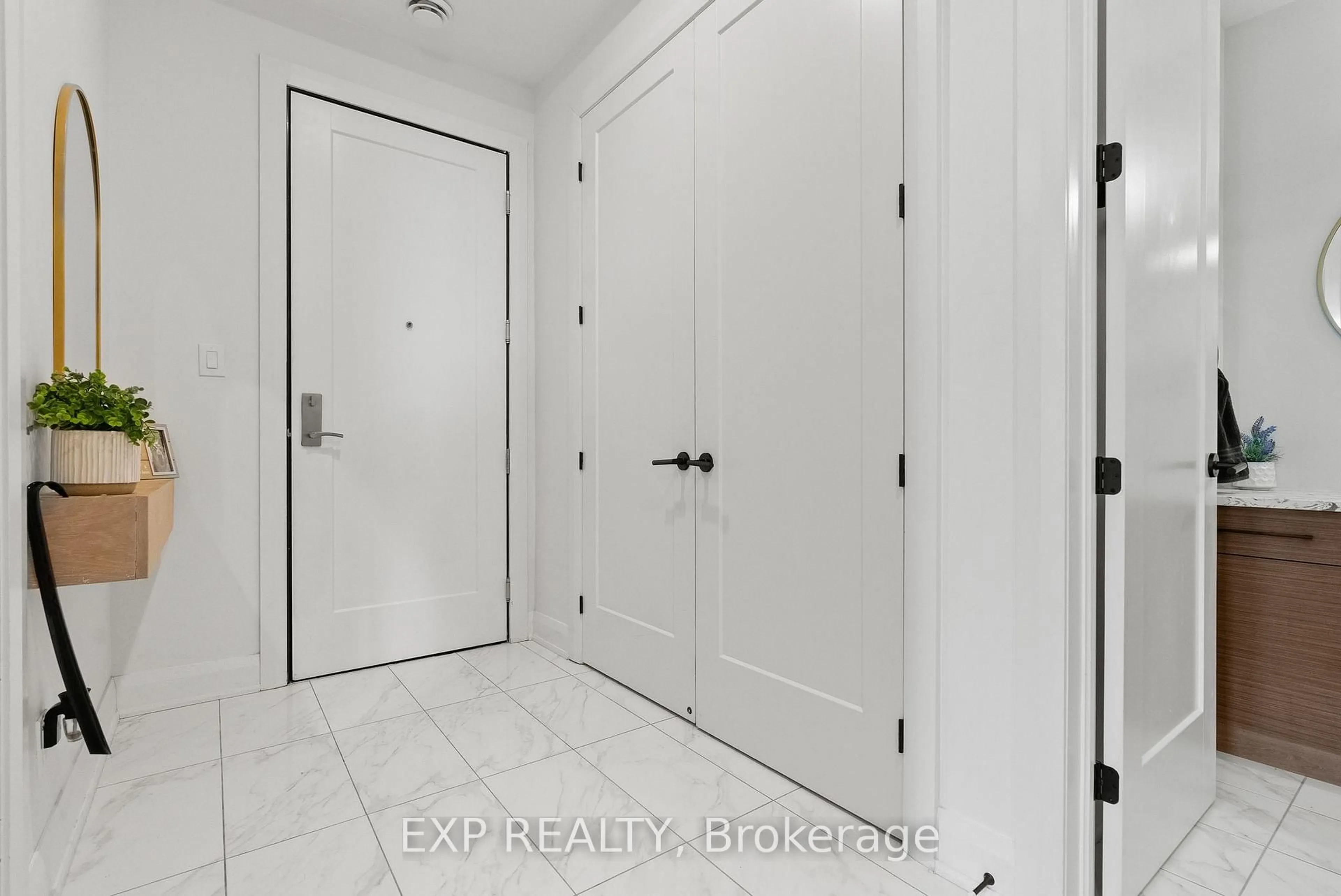 Indoor entryway for 100 Cortile Private #301, Ottawa Ontario K1V 2S8