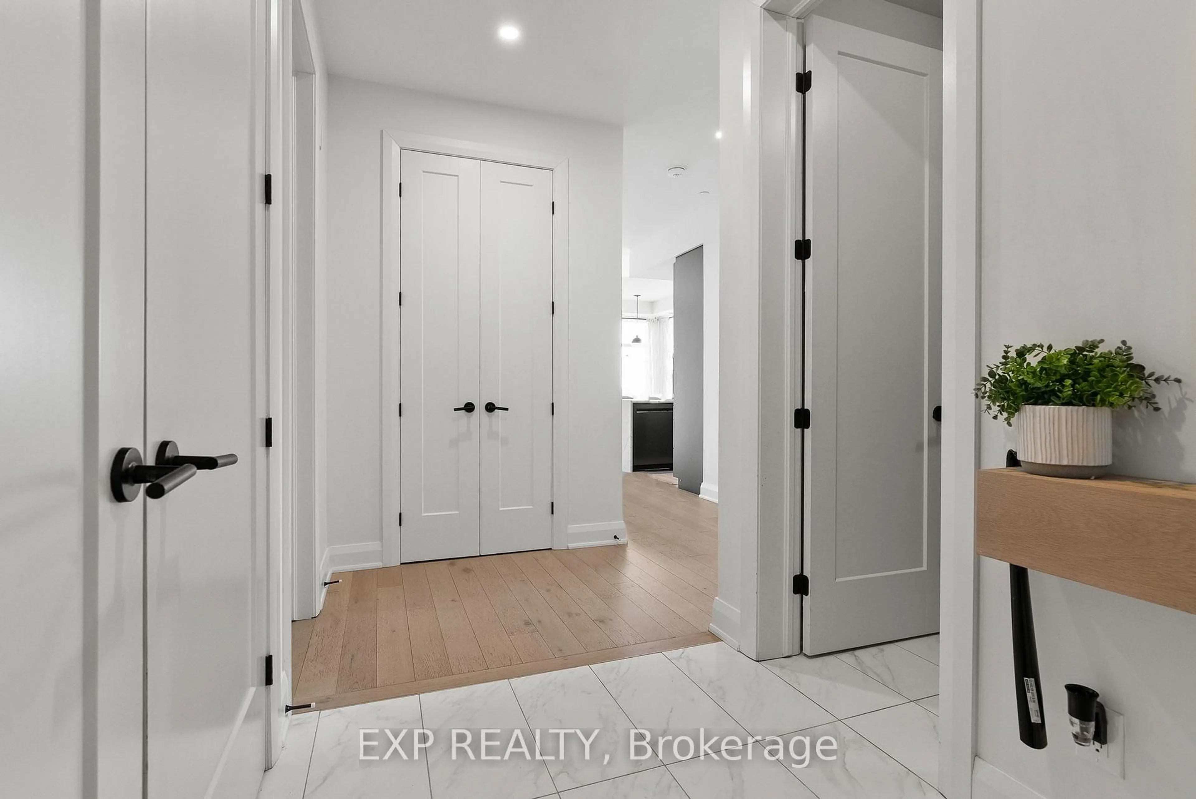 Indoor entryway for 100 Cortile Private #301, Ottawa Ontario K1V 2S8