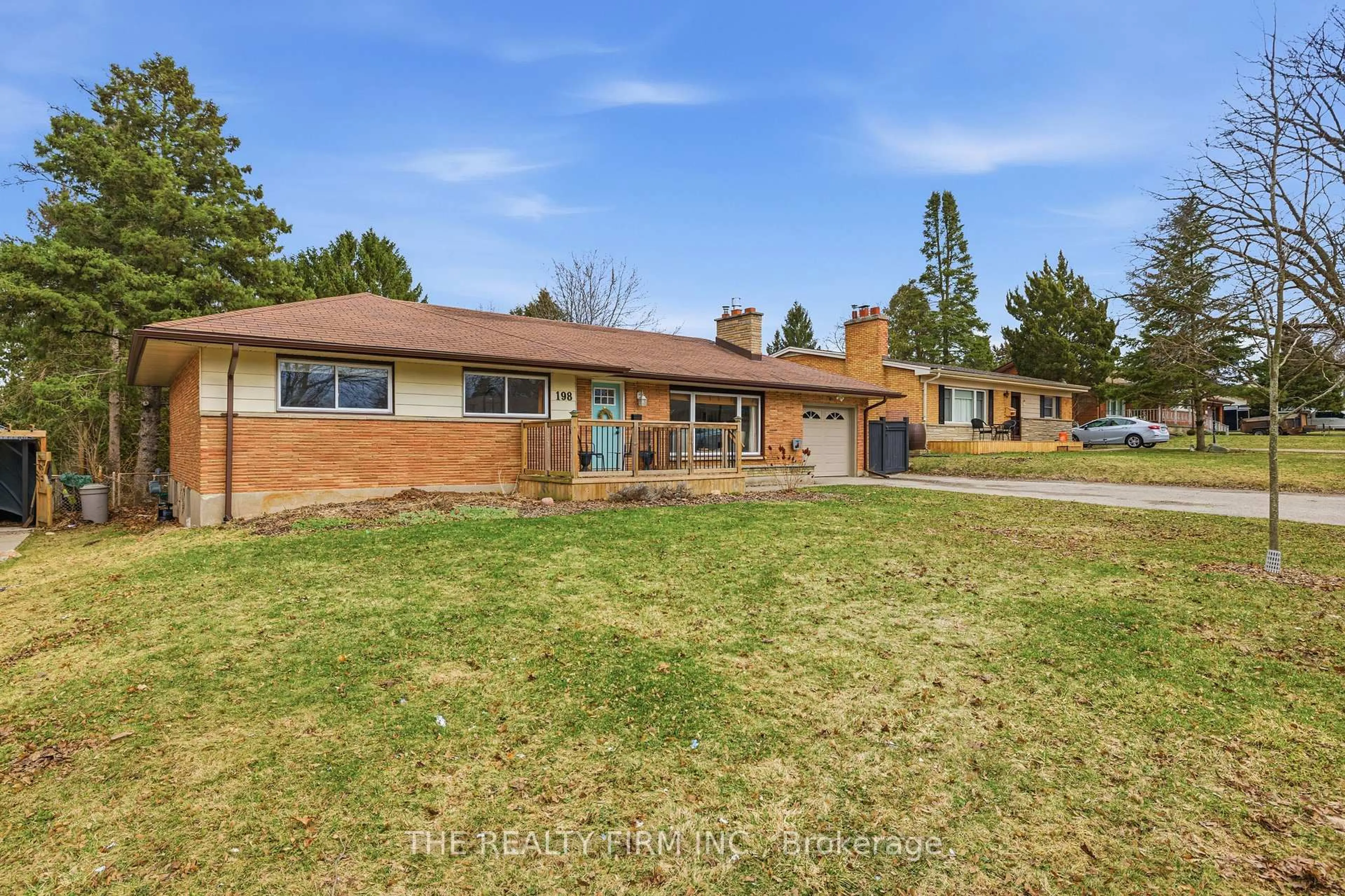 A pic from outside/outdoor area/front of a property/back of a property/a pic from drone, unknown for 198 Buckingham St, London South Ontario N5Z 3V5